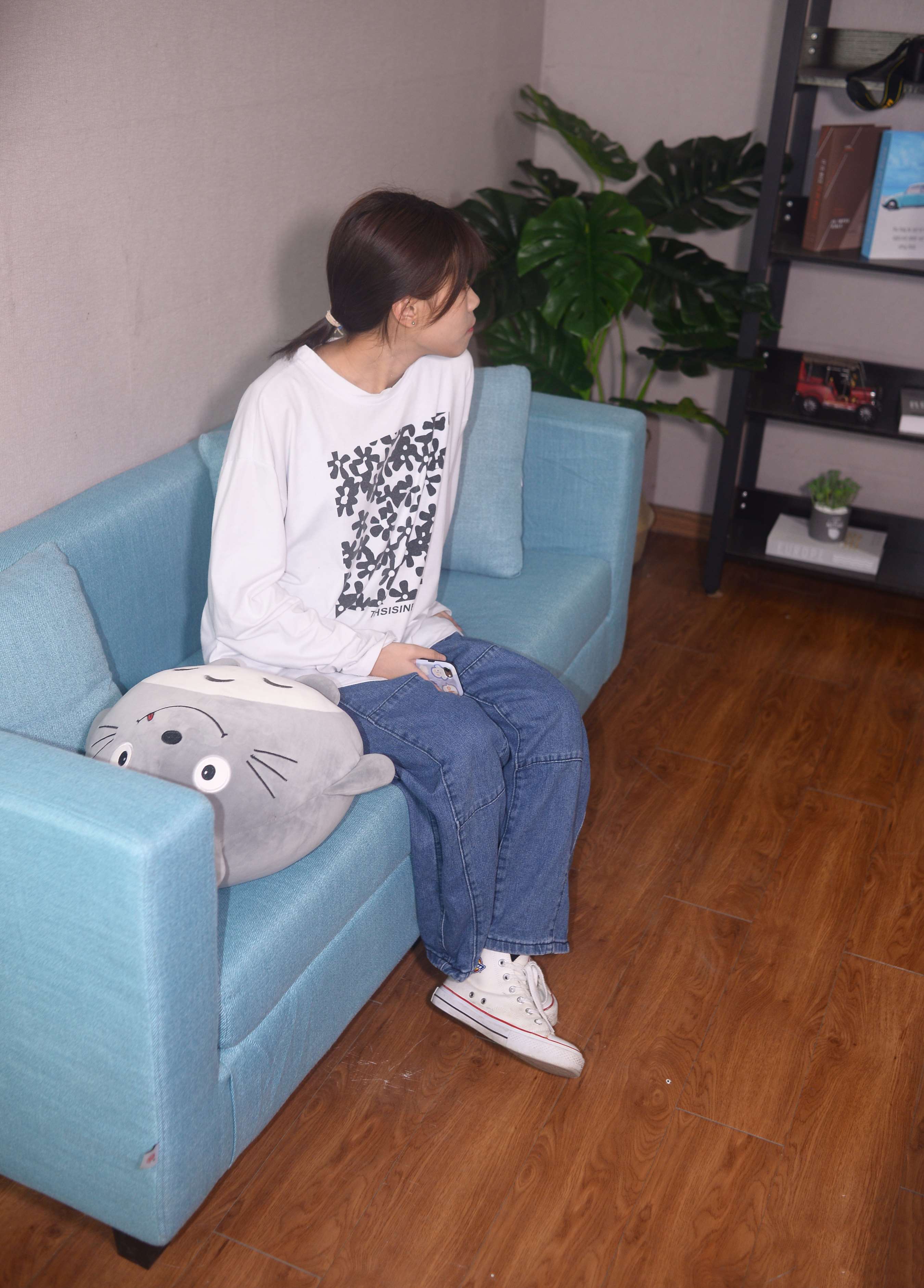 《懒懒少女 温度有点凉，路灯有点暖 》作品图