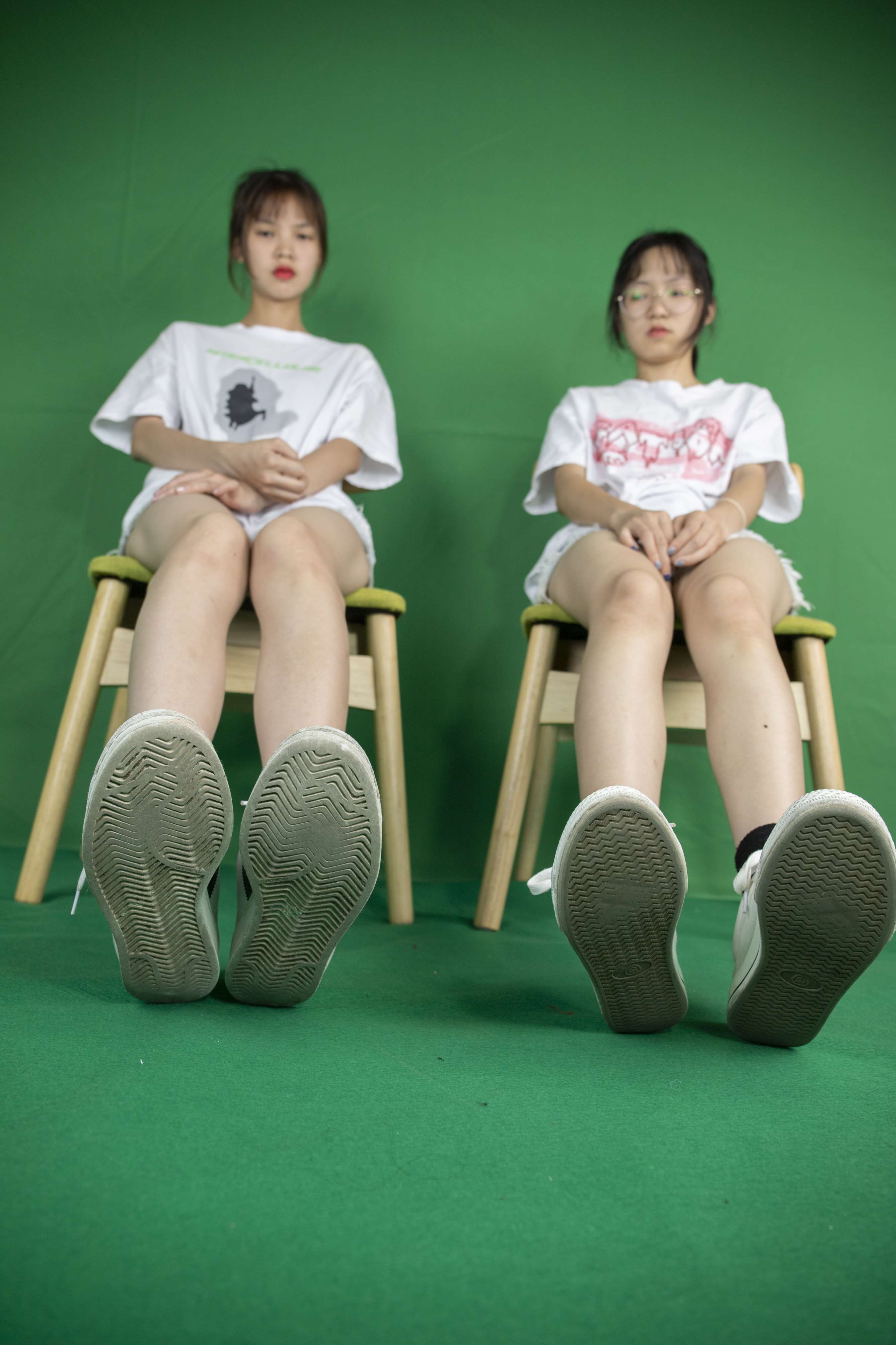 《小花潘婷脱鞋袜互jio【套图+4K视频】》作品图