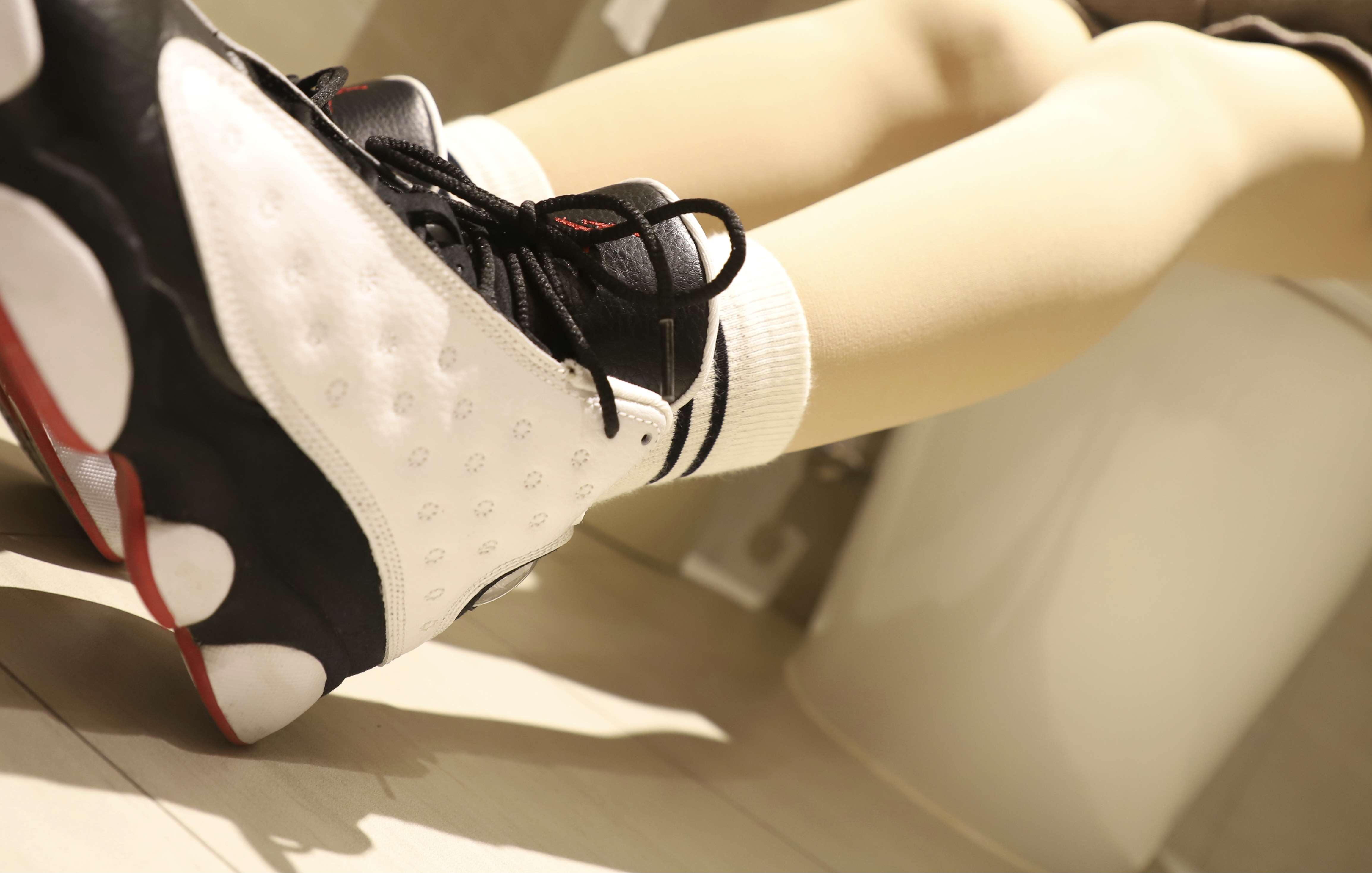 《球鞋の棉袜脚》作品图