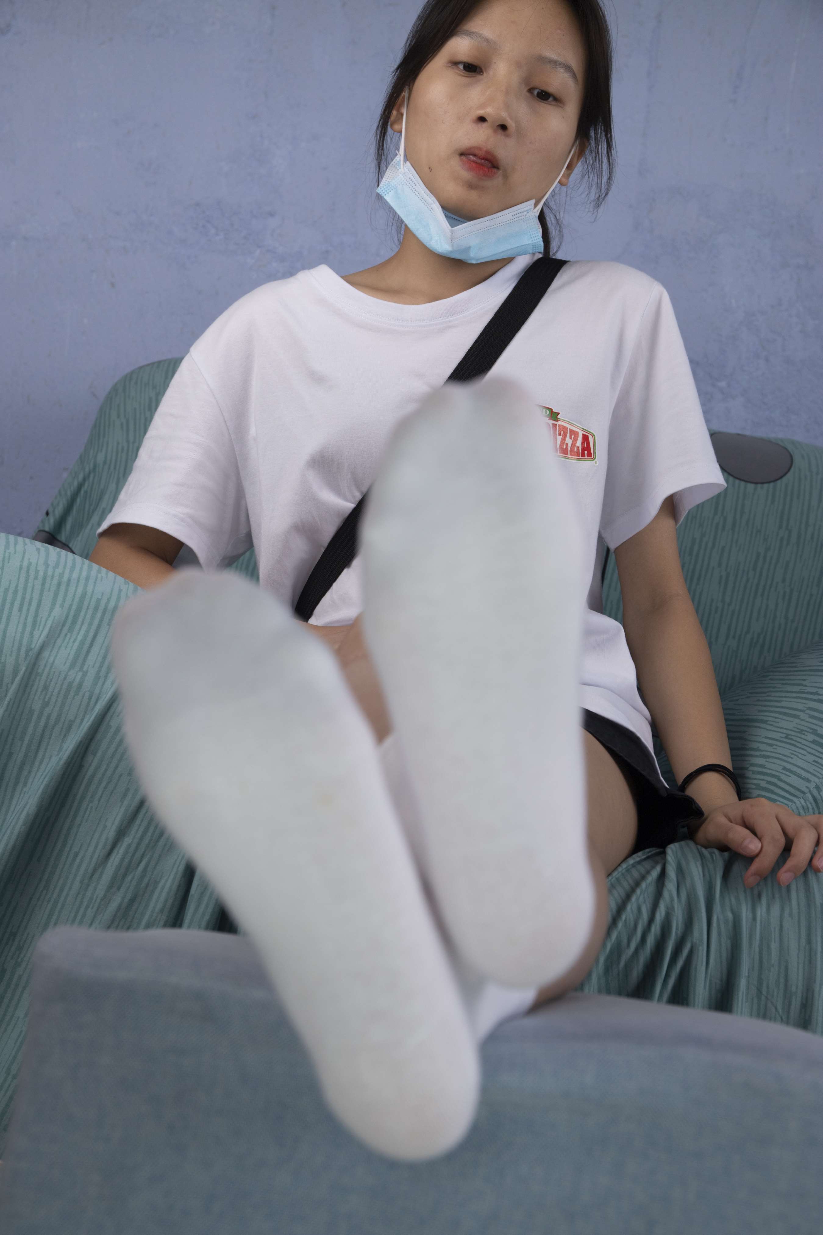 《婷婷的原味白嫩脚丫，刚刚脱掉的鞋子袜子》作品图