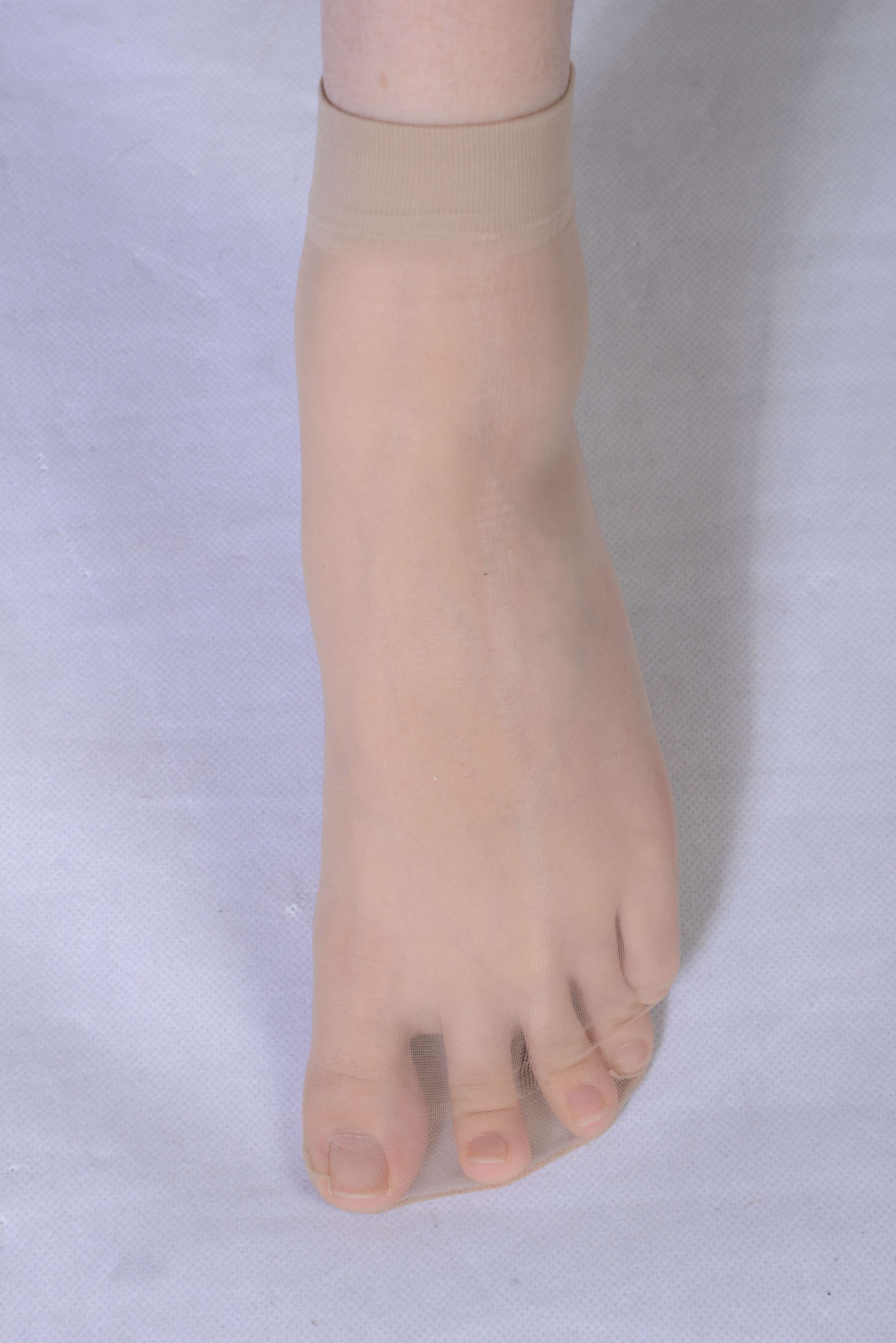 《红色包臀裙短丝脚丫》作品图