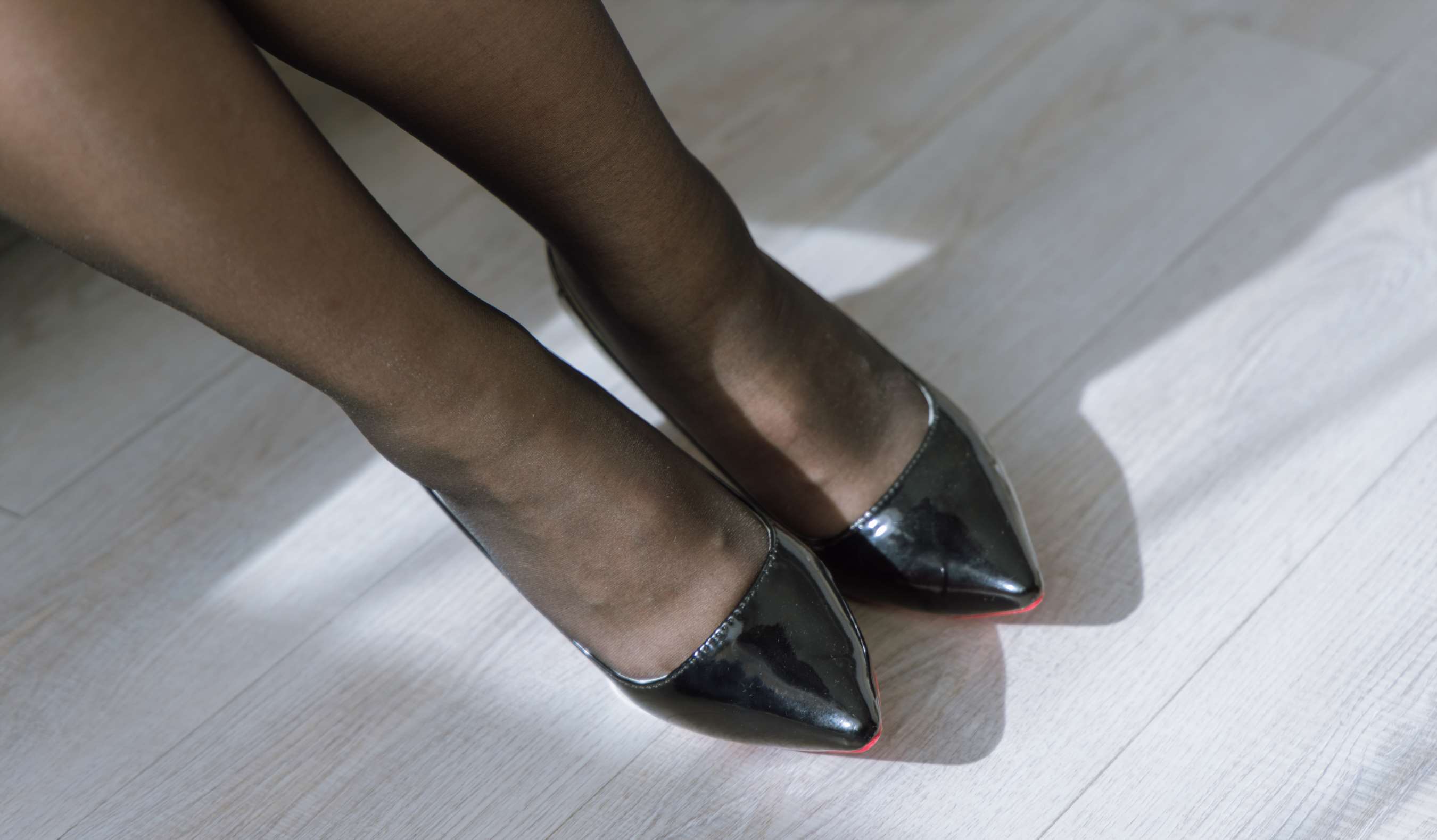 《周周-ol制服、高跟鞋、黑丝》作品图