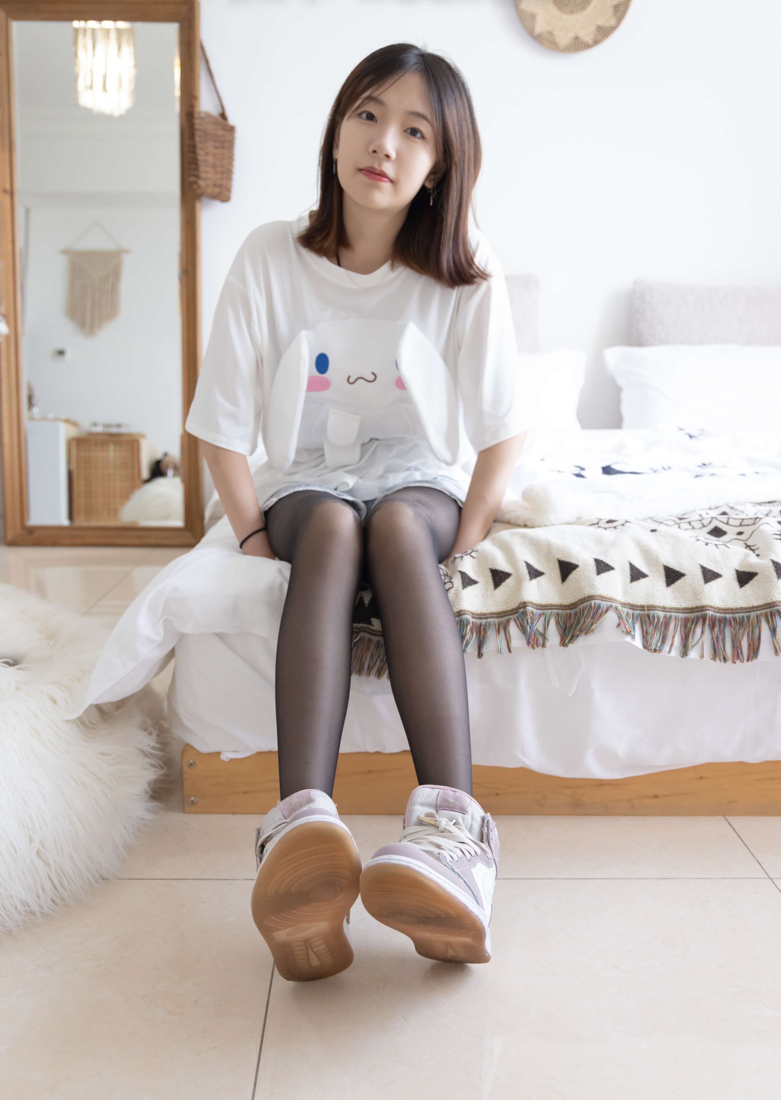 《小甜豆-板鞋の黑丝脚丫 》作品图