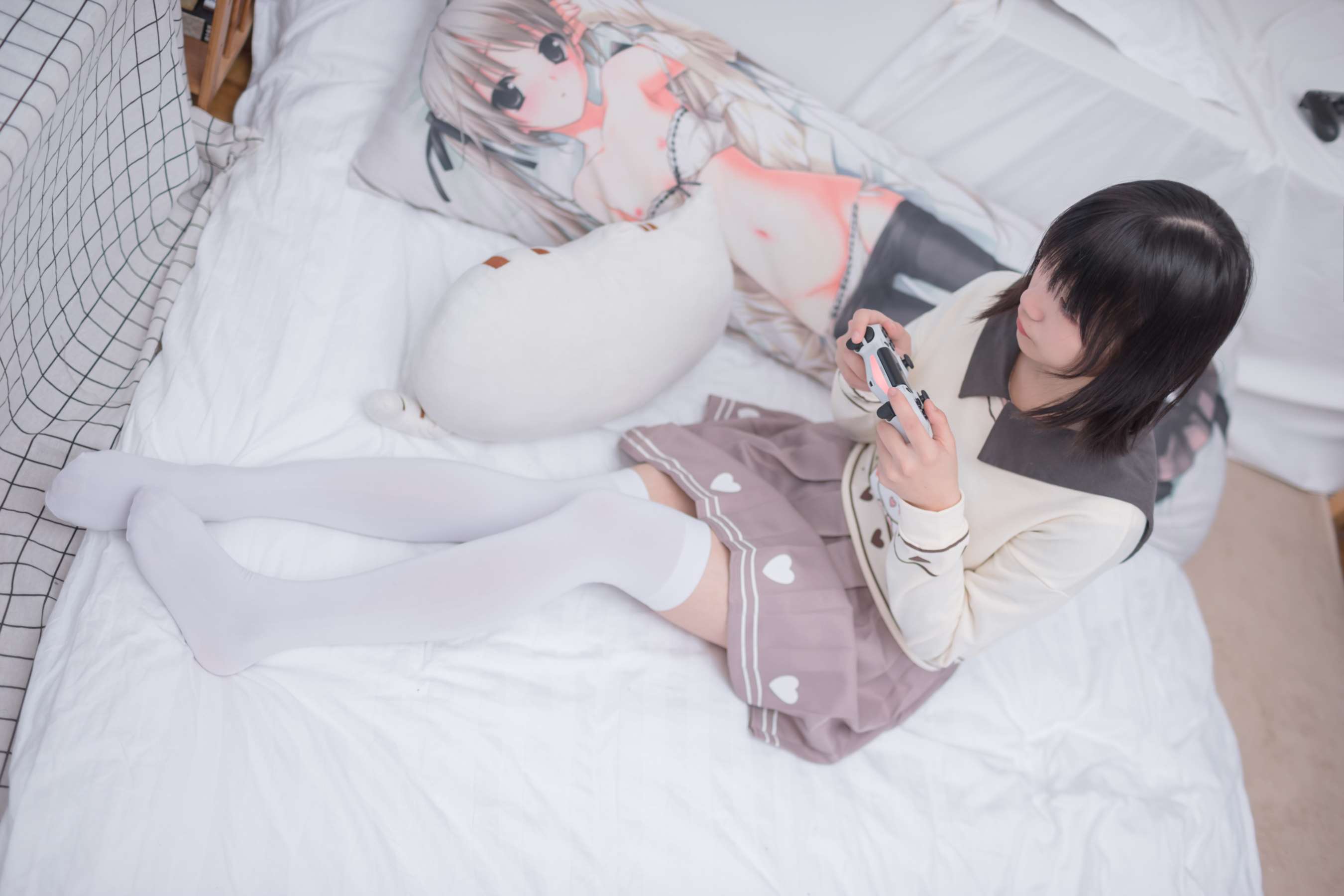 《白丝小姐姐玩游戏》作品图