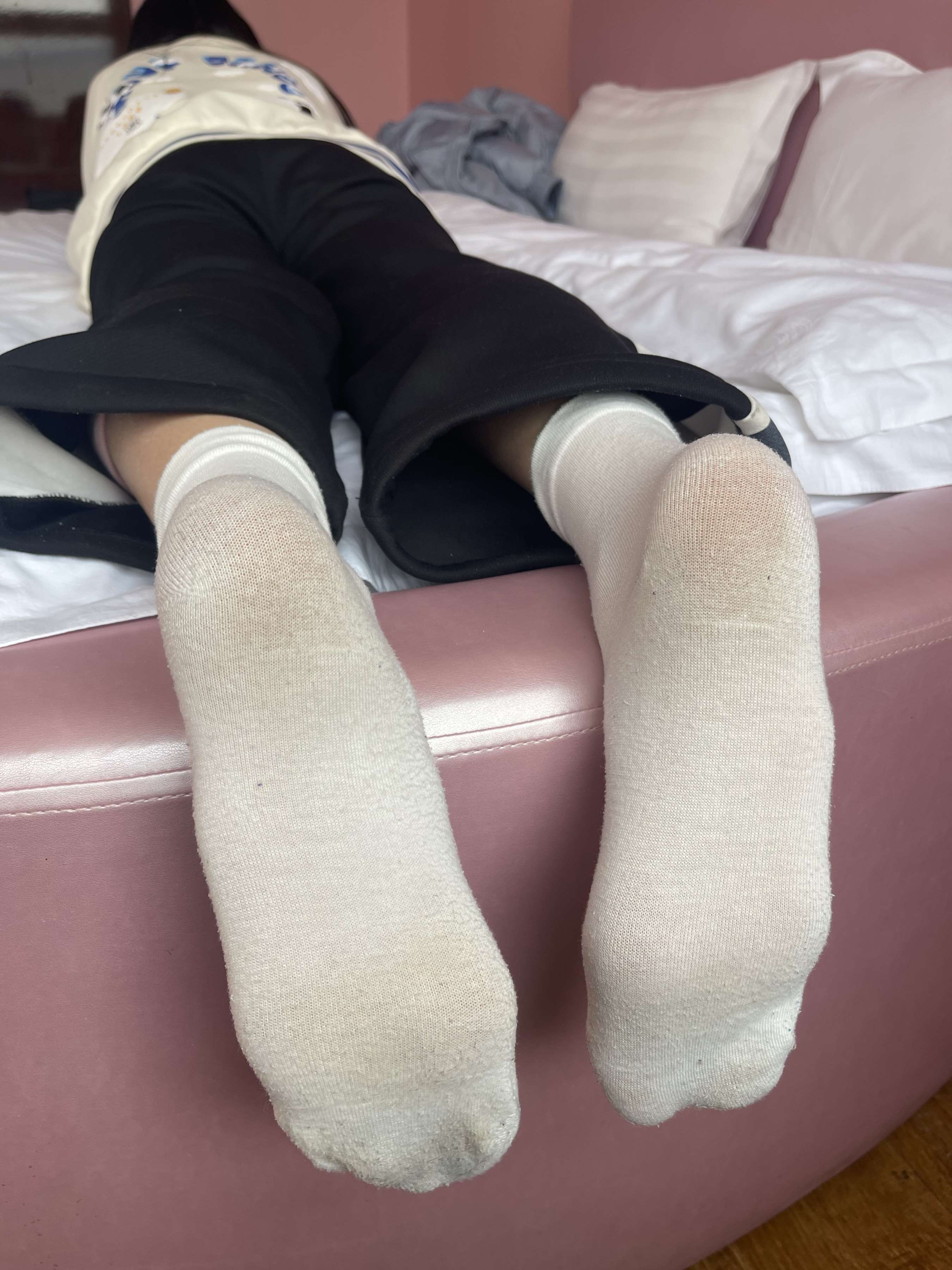 《少女脏白棉袜脚丫》作品图