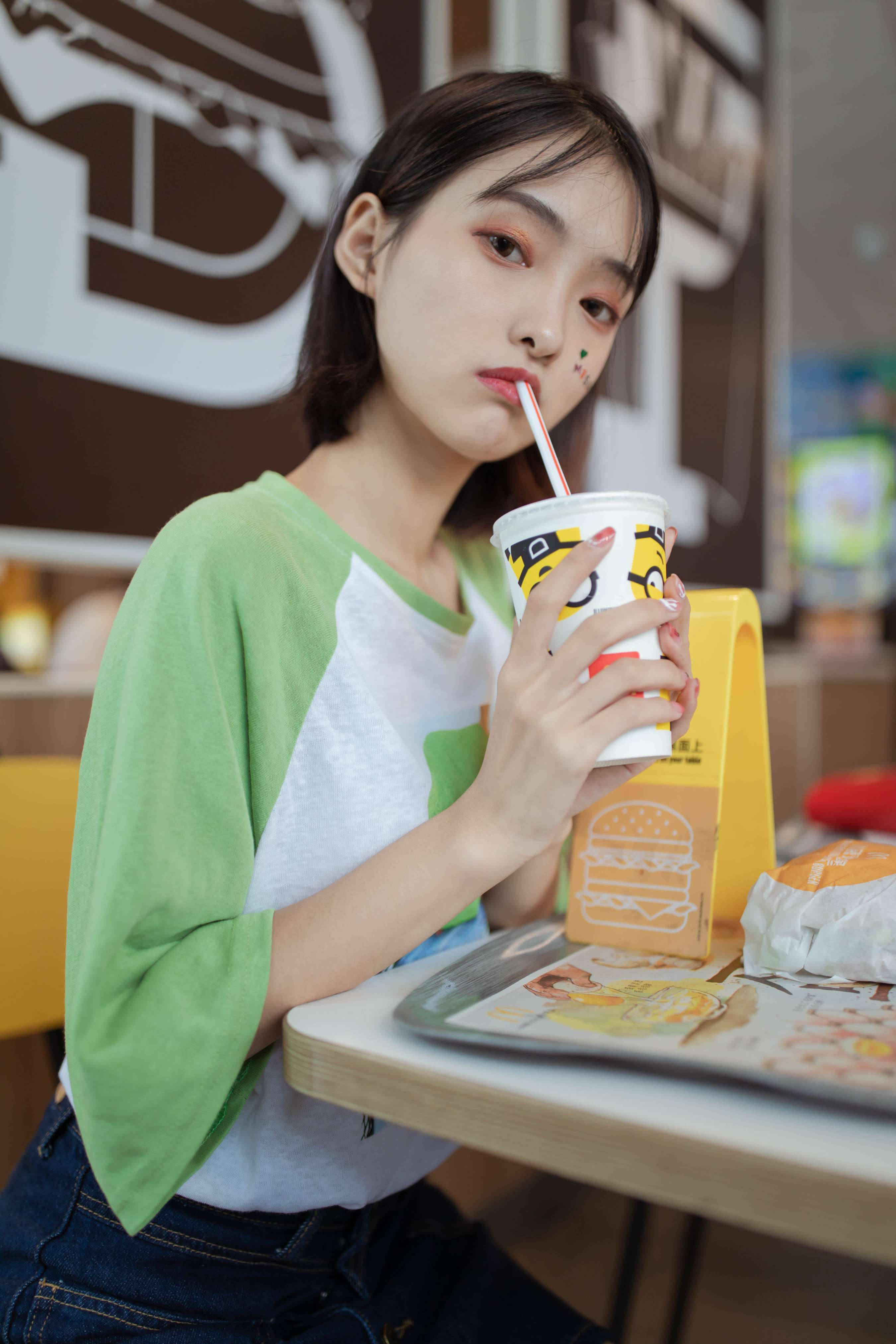 《茜茜帆布鞋の棉袜脚丫》作品图