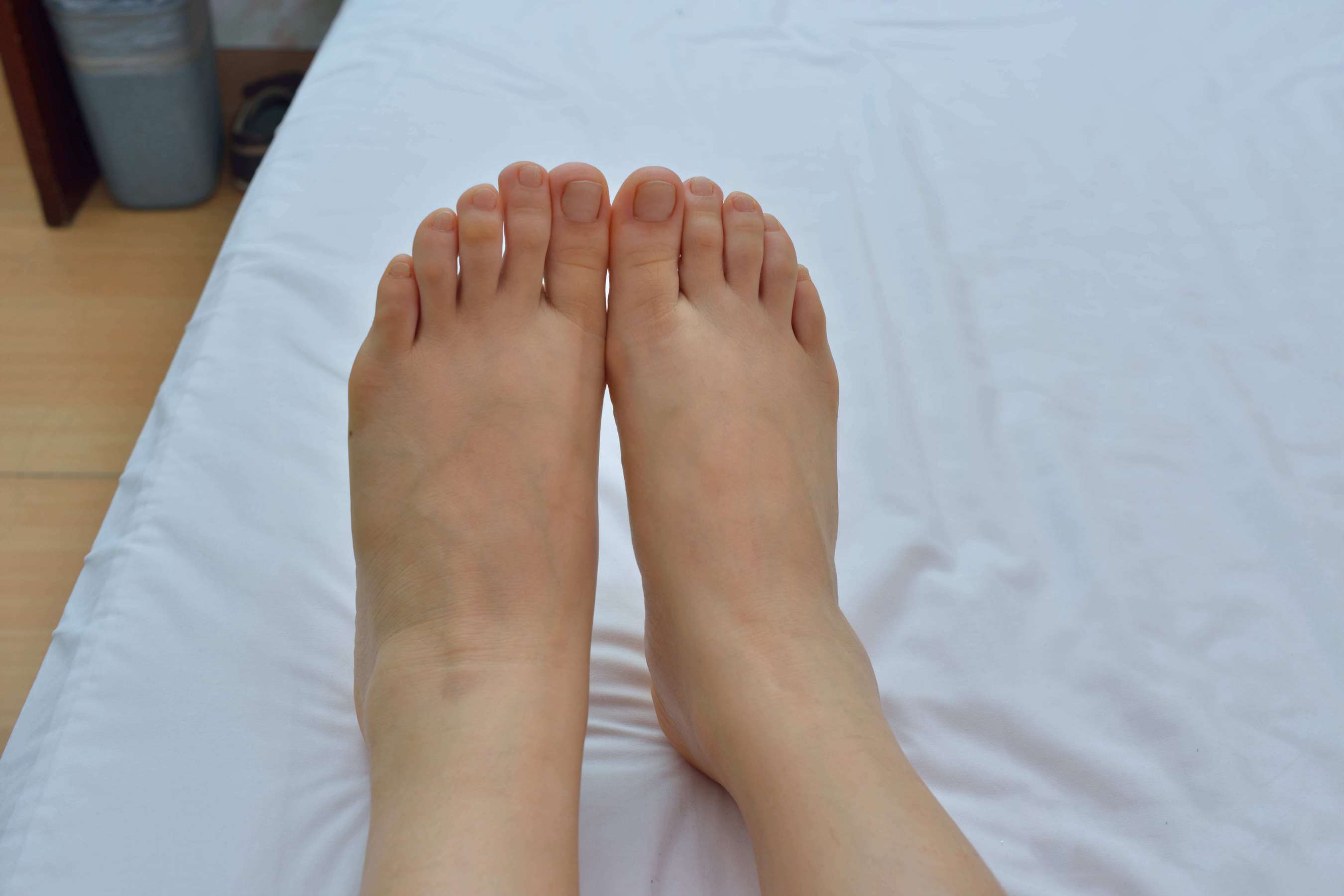 《不可多得的精致玉足》作品图