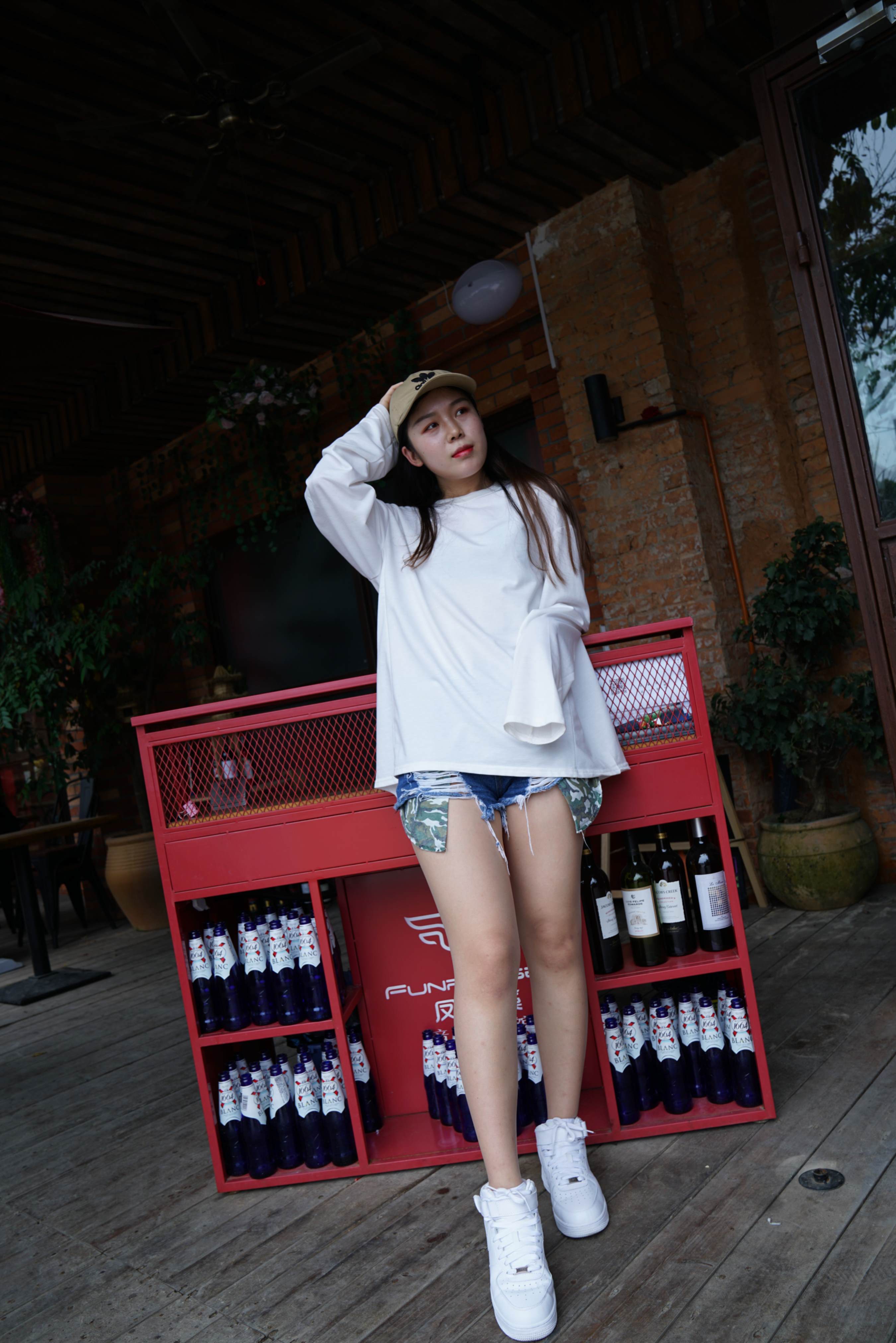 《大大咧咧的东北女孩浩南光脚丫》作品图