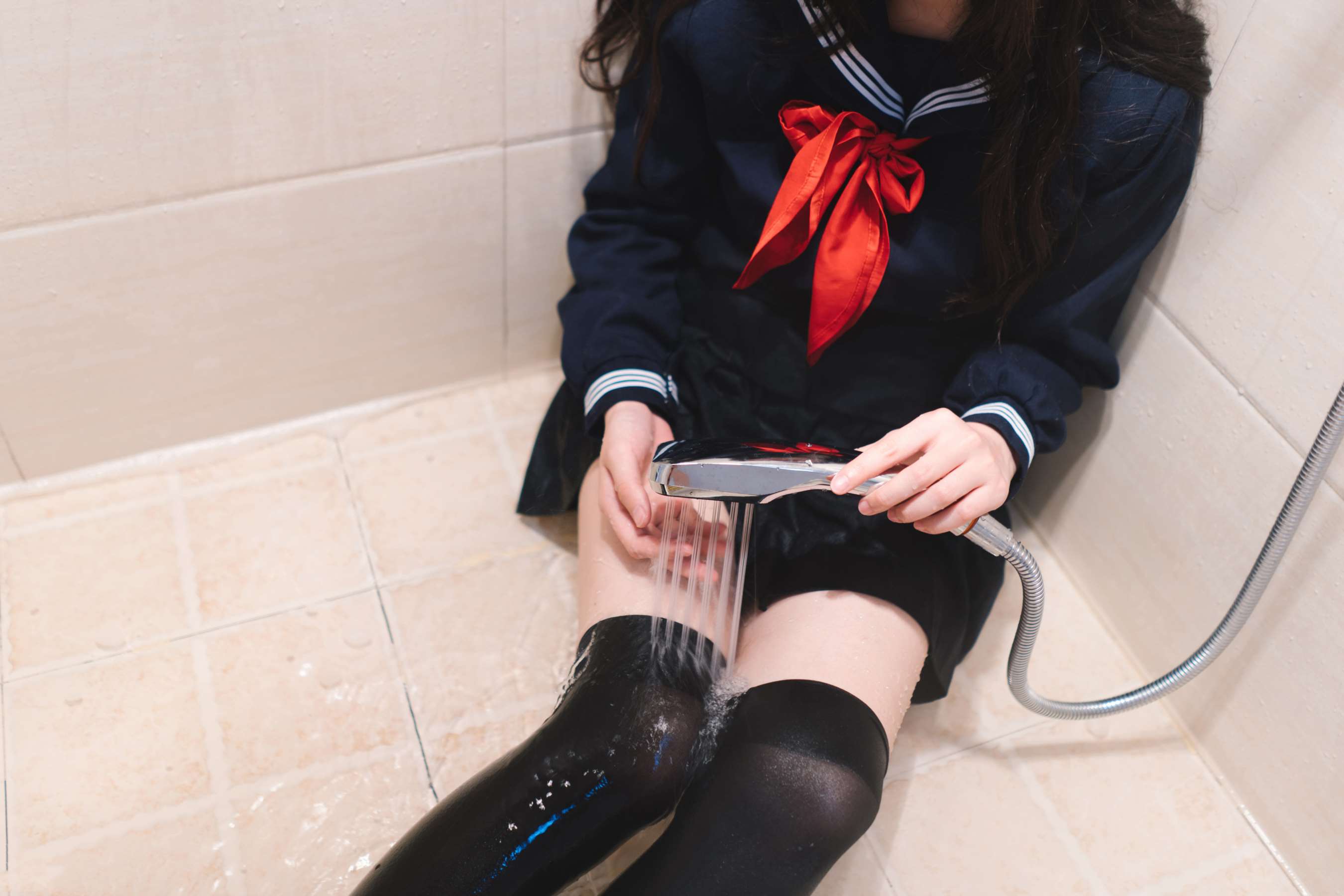 《黑丝沐浴学妹》作品图