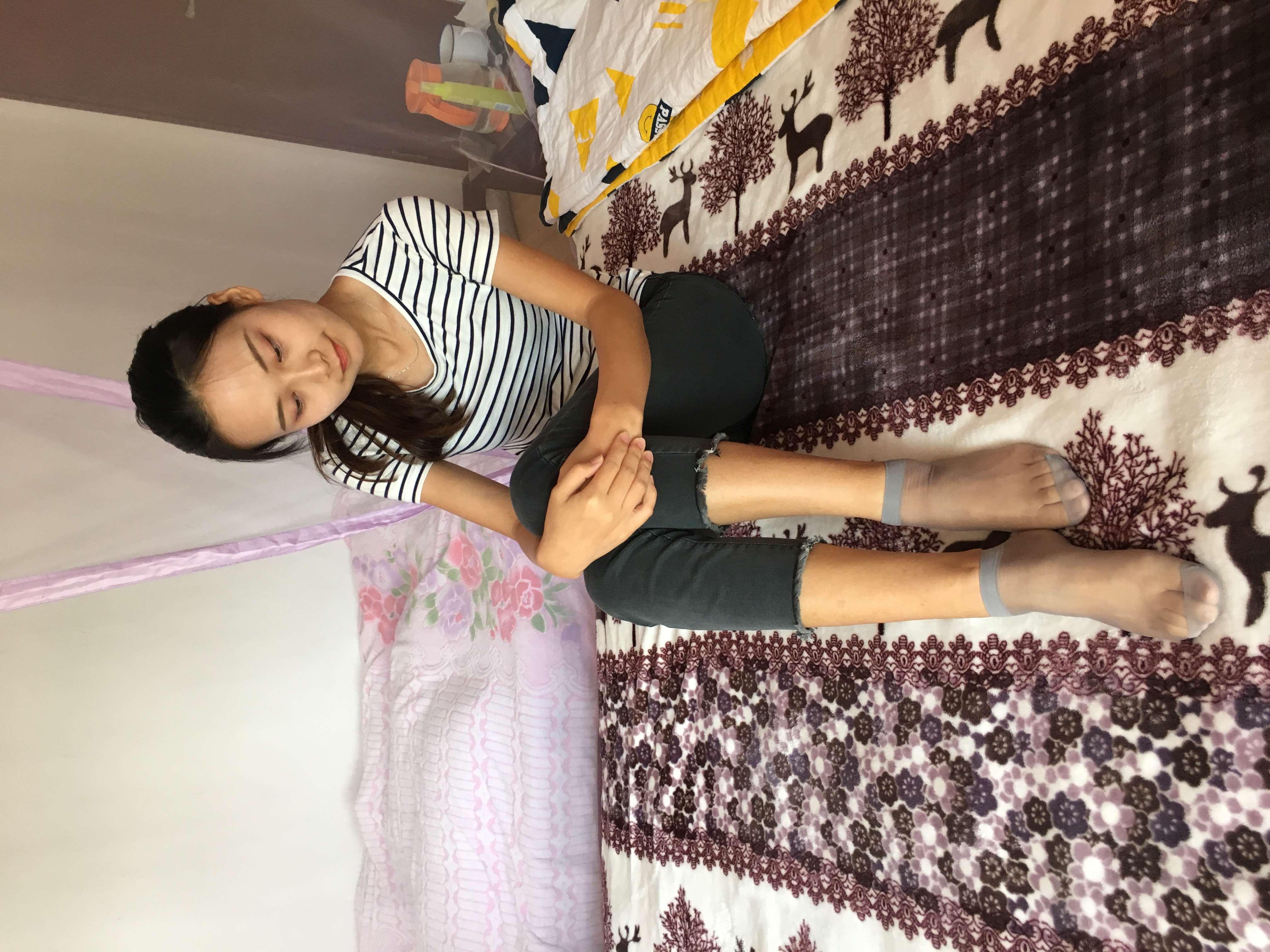 《琳琳学妹的短丝脚丫》作品图