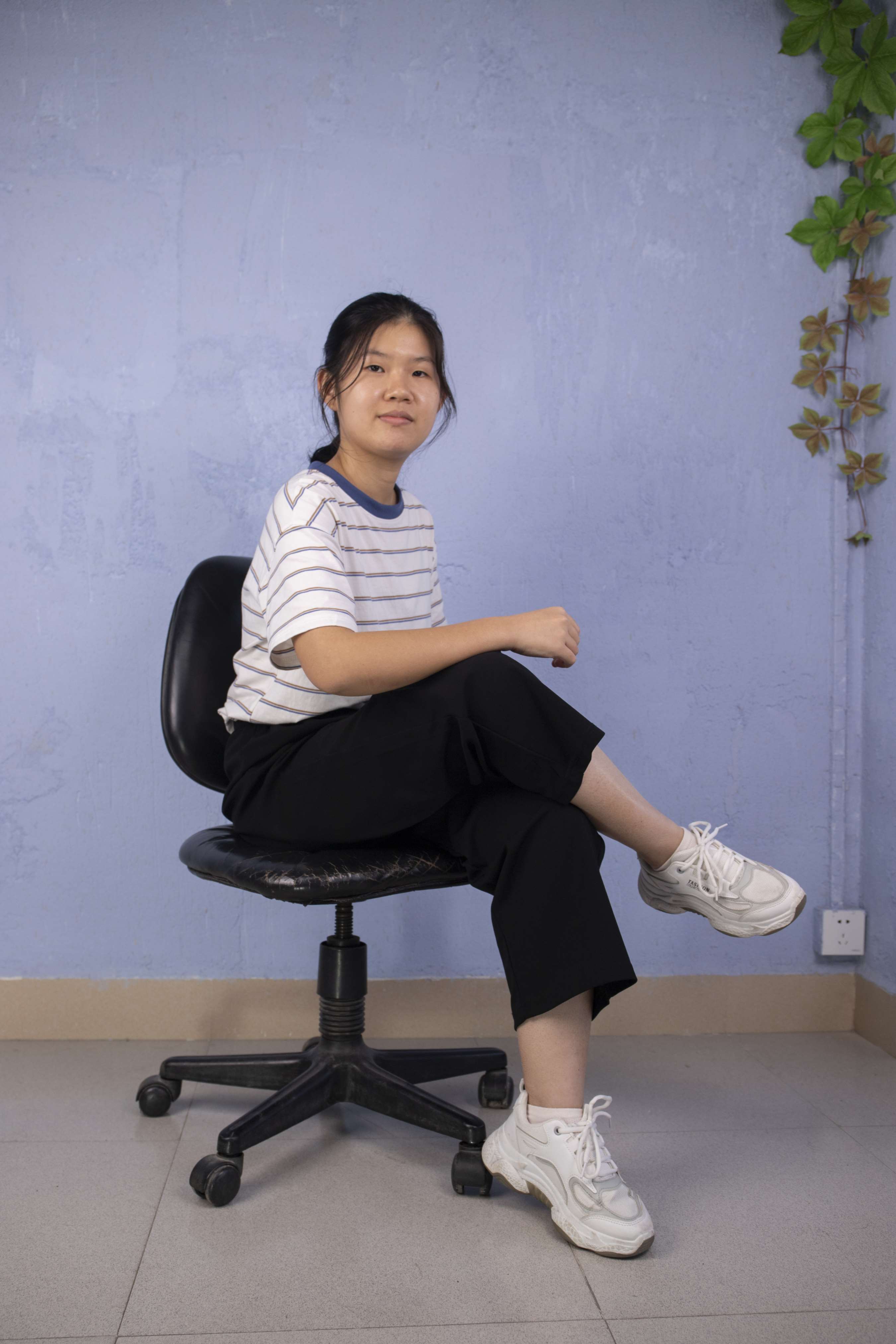 《脚气女孩小玲的原味棉袜脚丫，有点重口味！》作品图