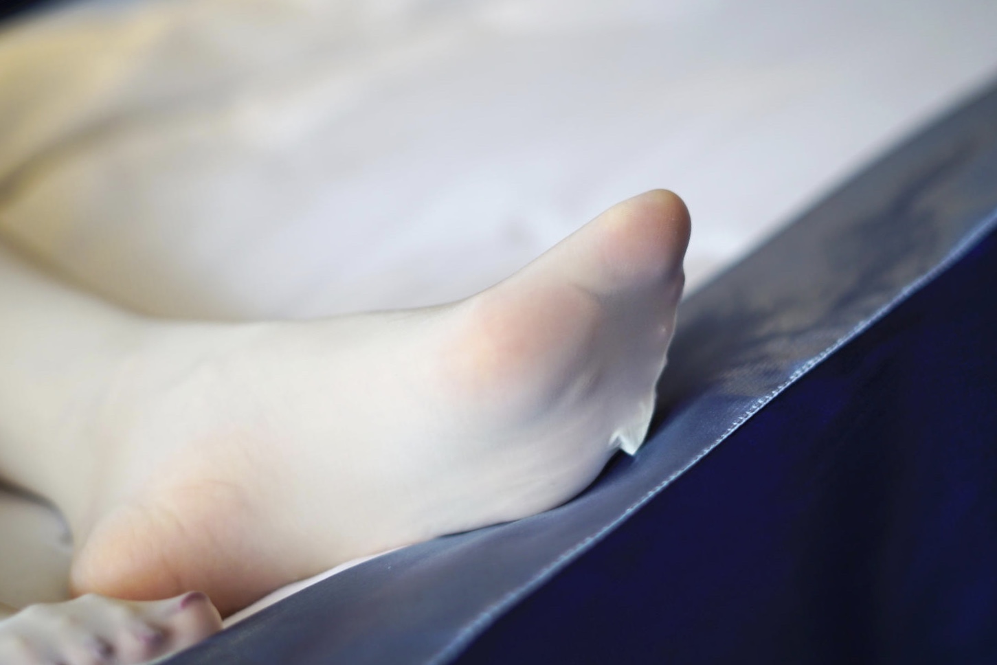 《蓝裙の丝足脚丫》作品图