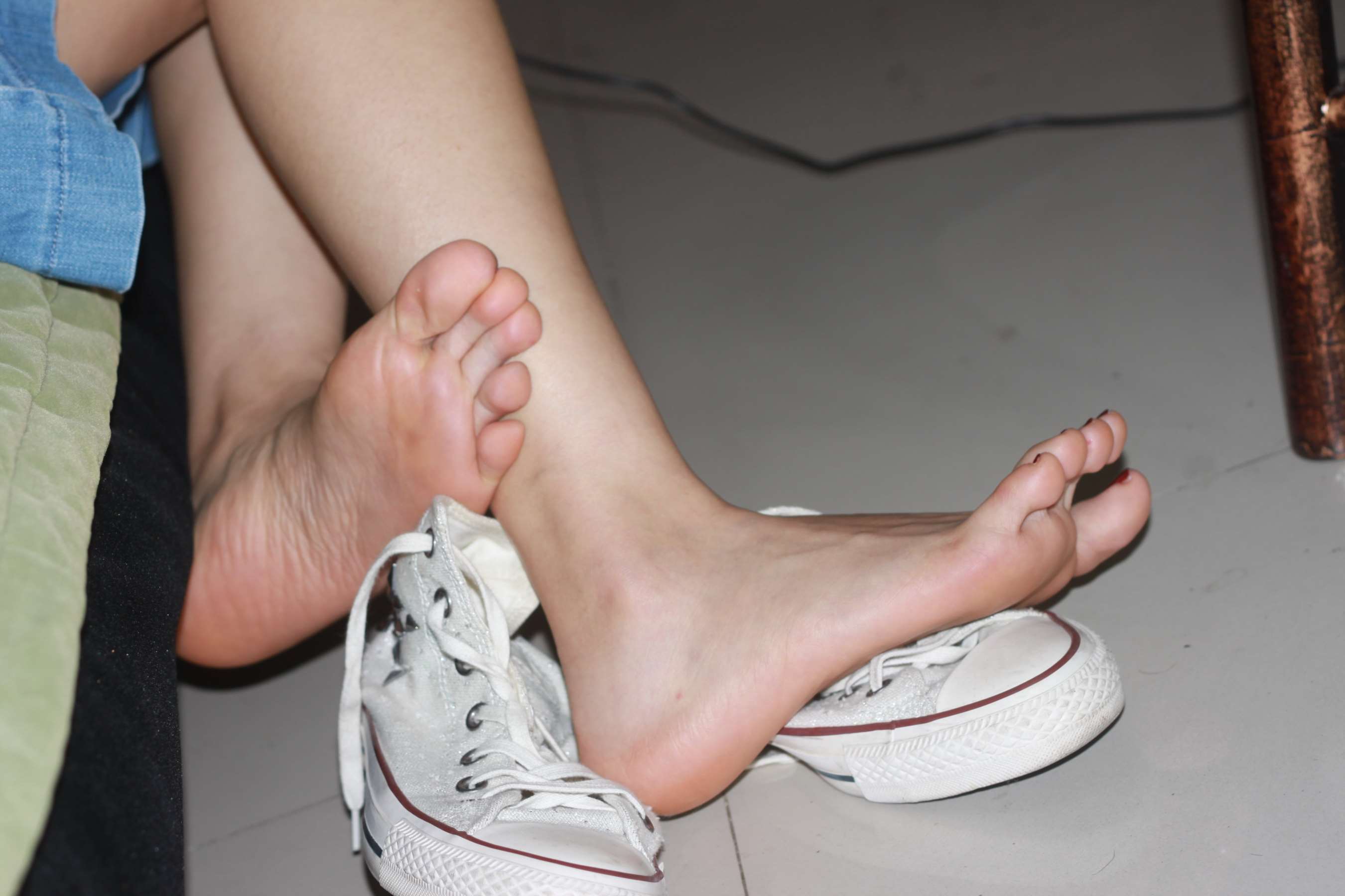 《少女帆布鞋の嫩足》作品图