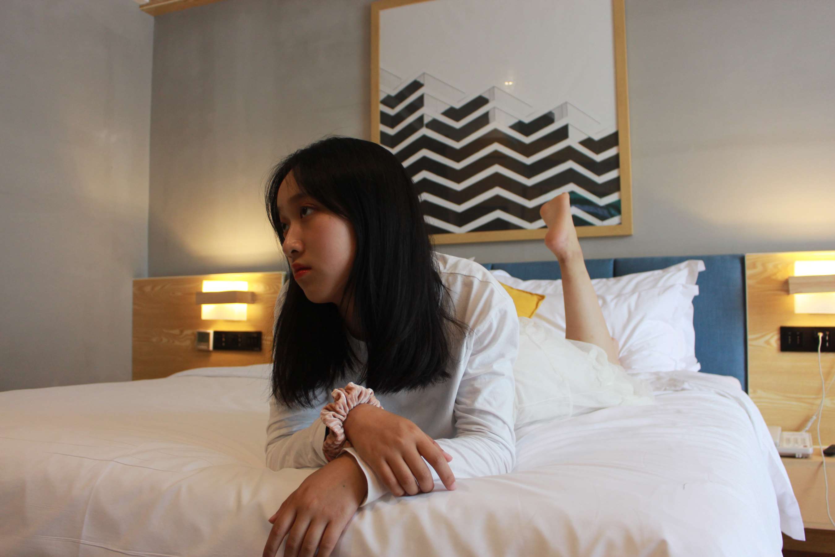 《酒店客房裸足少女》作品图