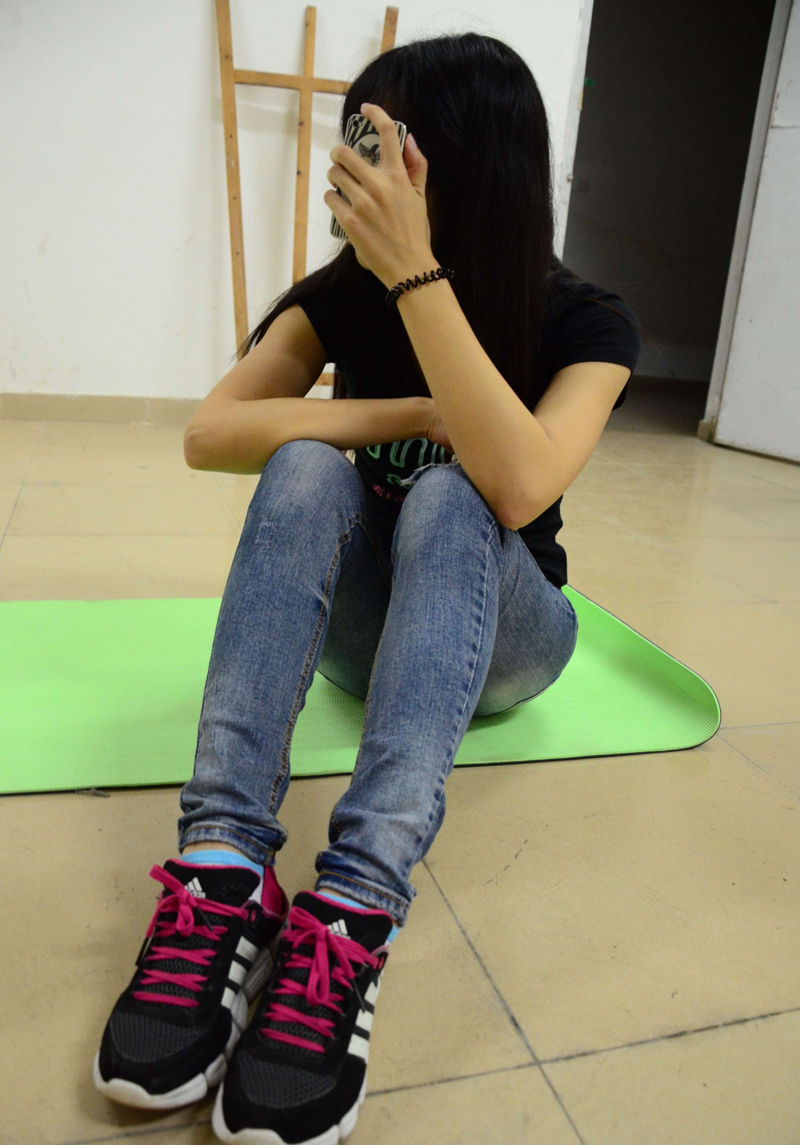 《瑜伽垫上的白棉袜》作品图