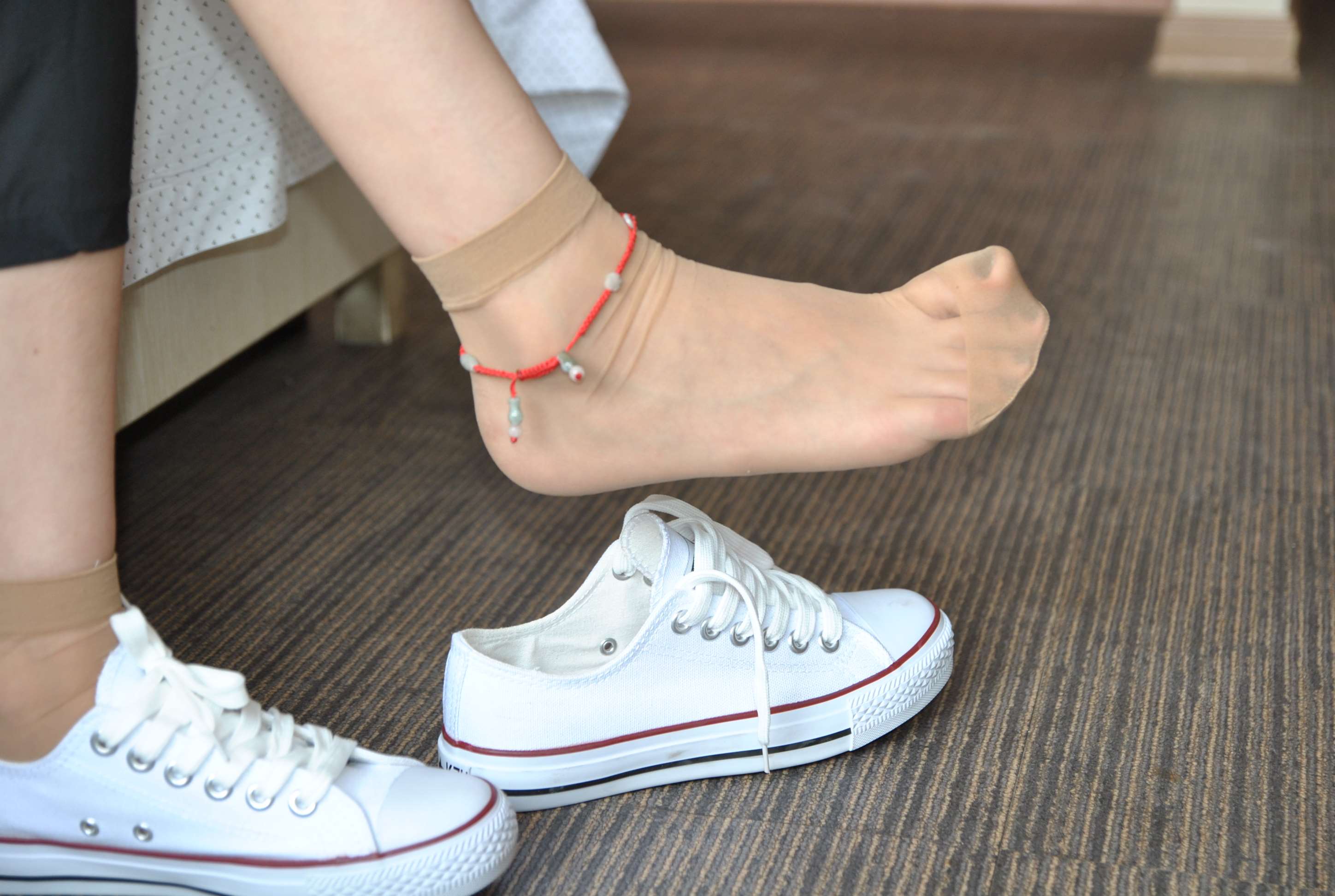 《红嫩的玉足》作品图