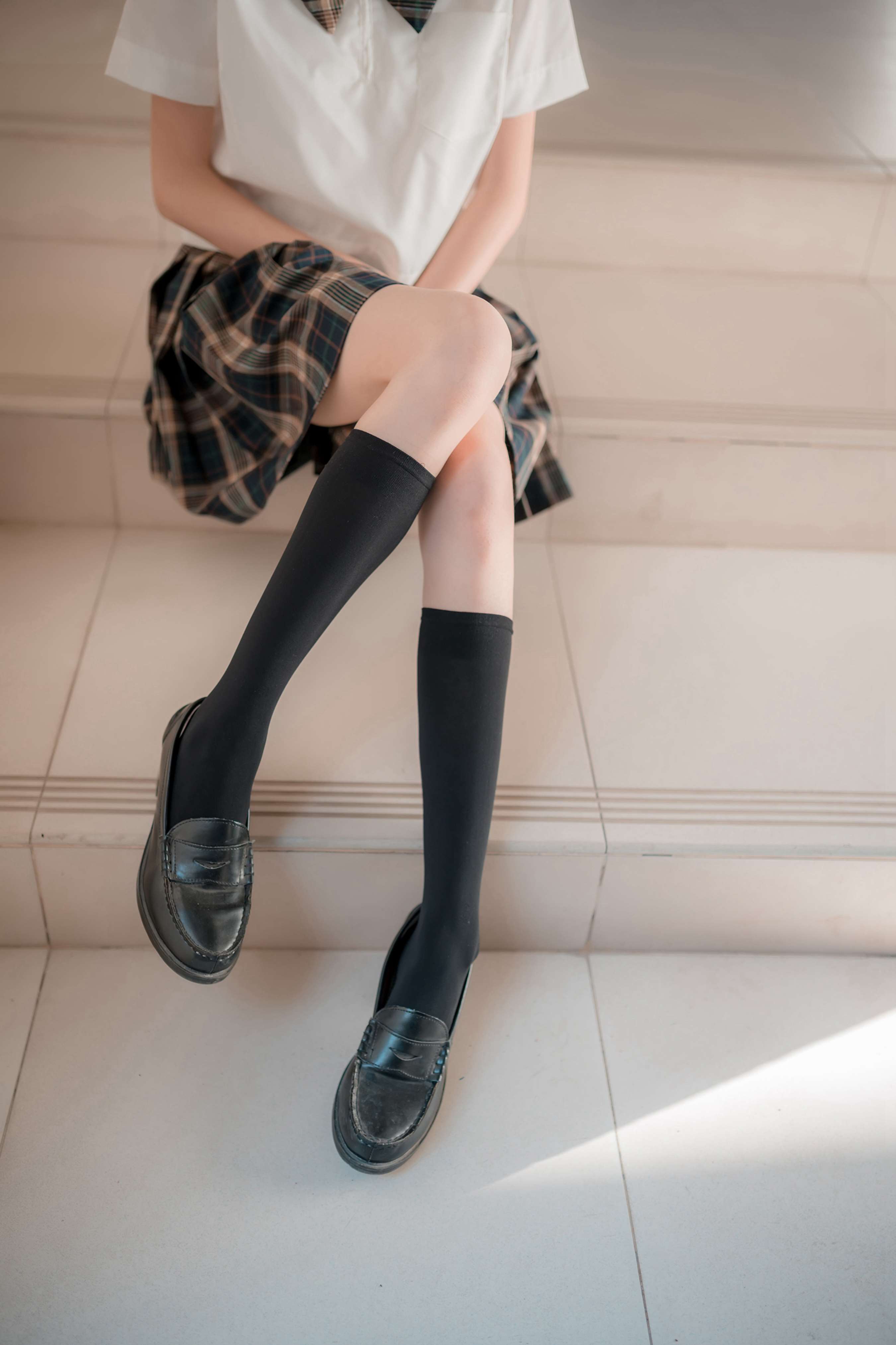 《JK制服皮鞋の黑棉袜脚》作品图