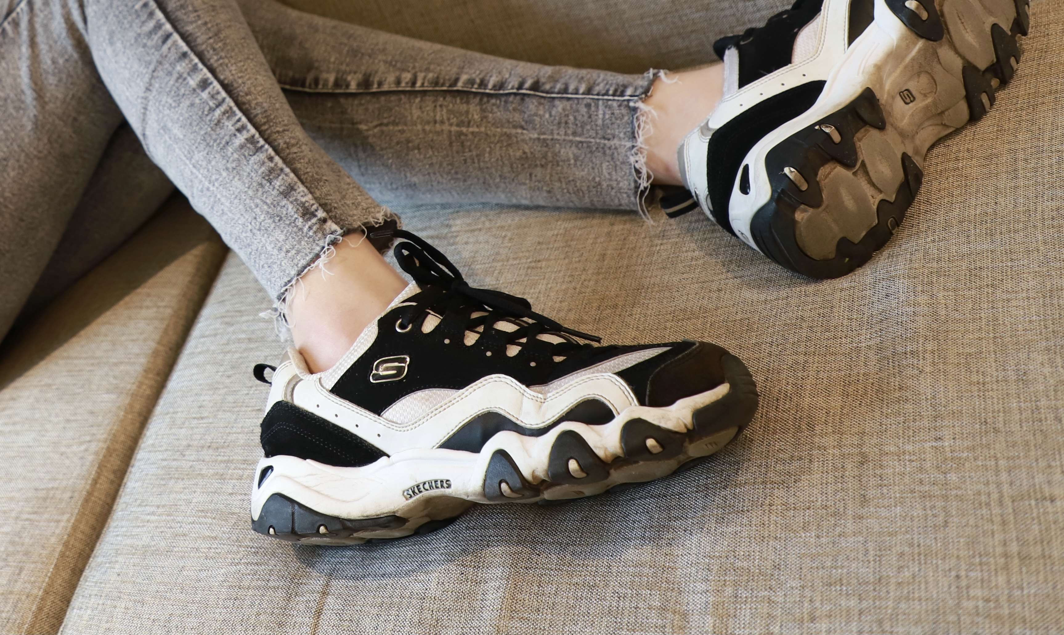 《运动鞋の粉色船袜脚》作品图