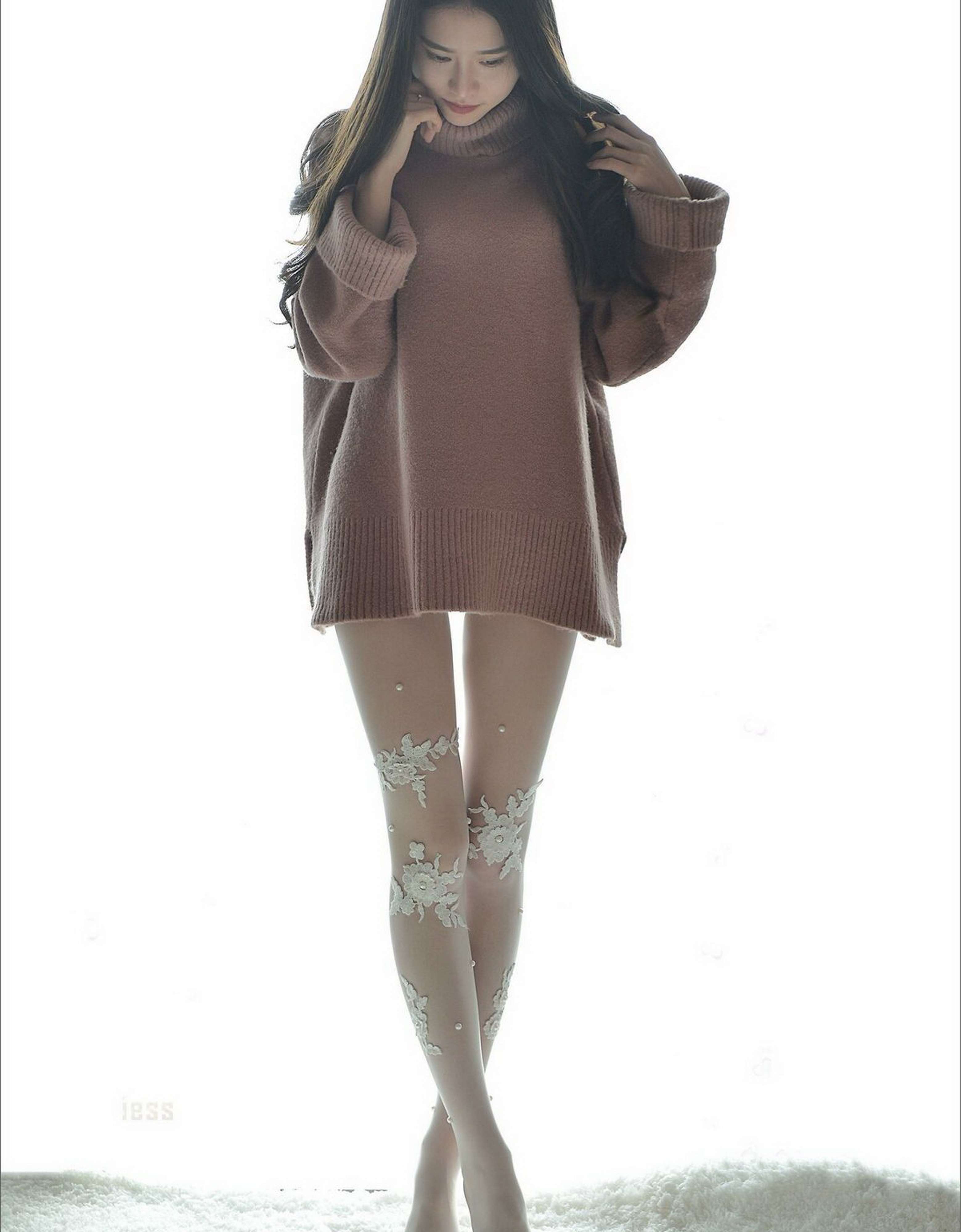 《雕花白丝足》作品图