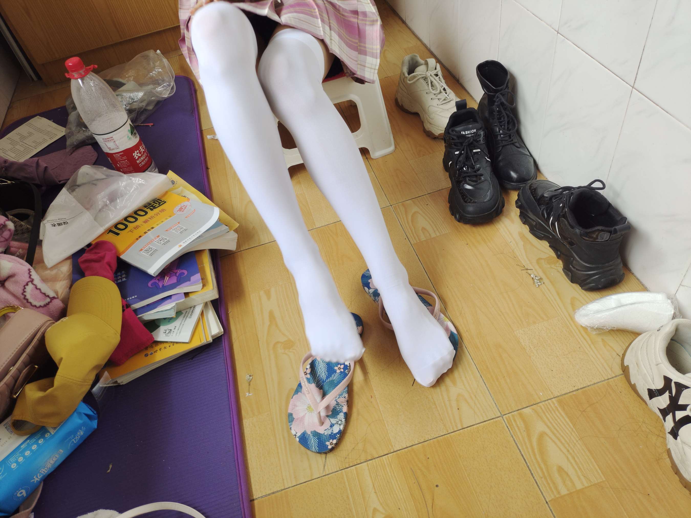 《轻挠把玩大三学姐的可爱嫩足》作品图