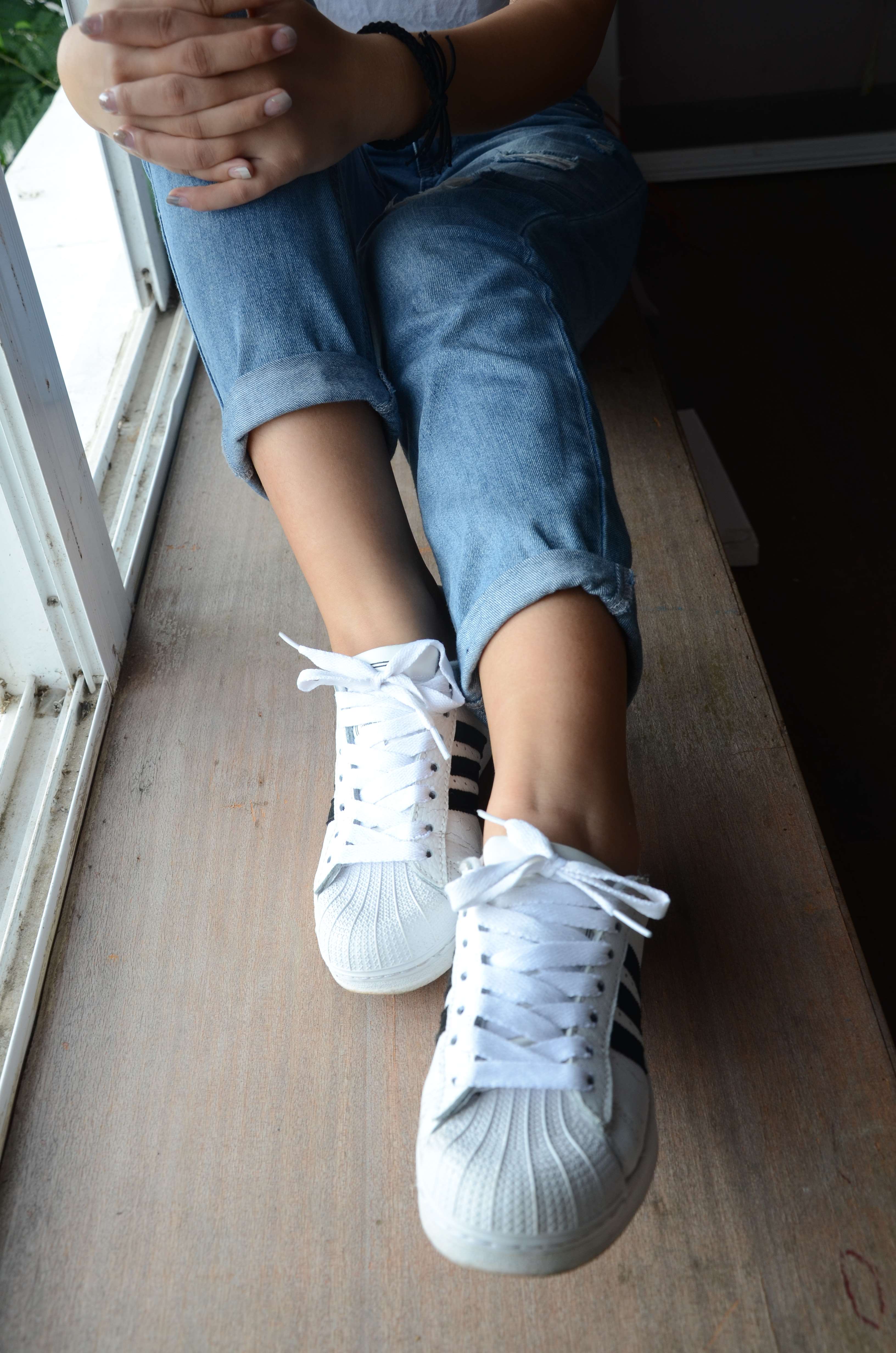 《阳台上牛仔の白船袜脚》作品图