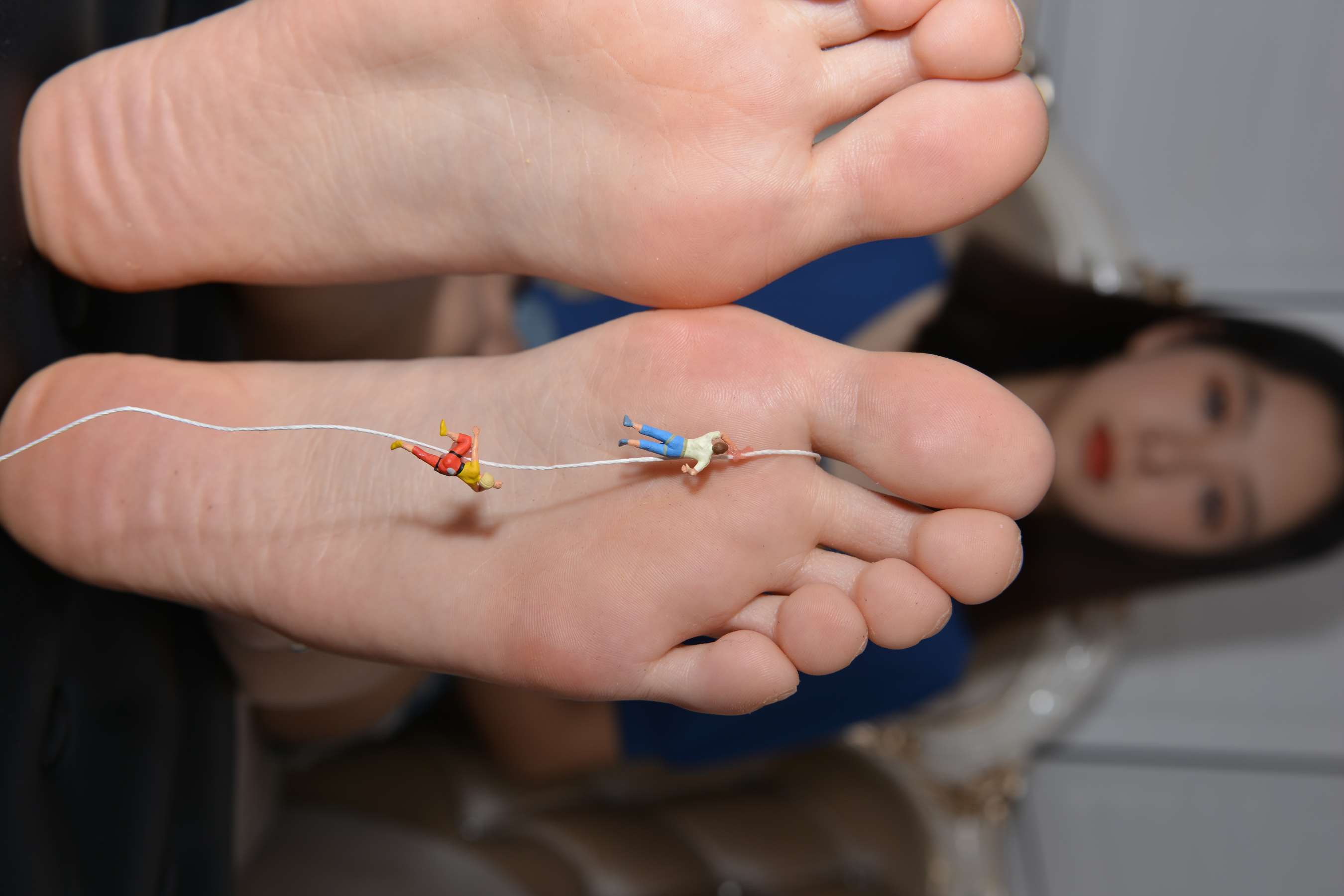 《小姐姐YIYI性感的40码裸足大脚丫》作品图