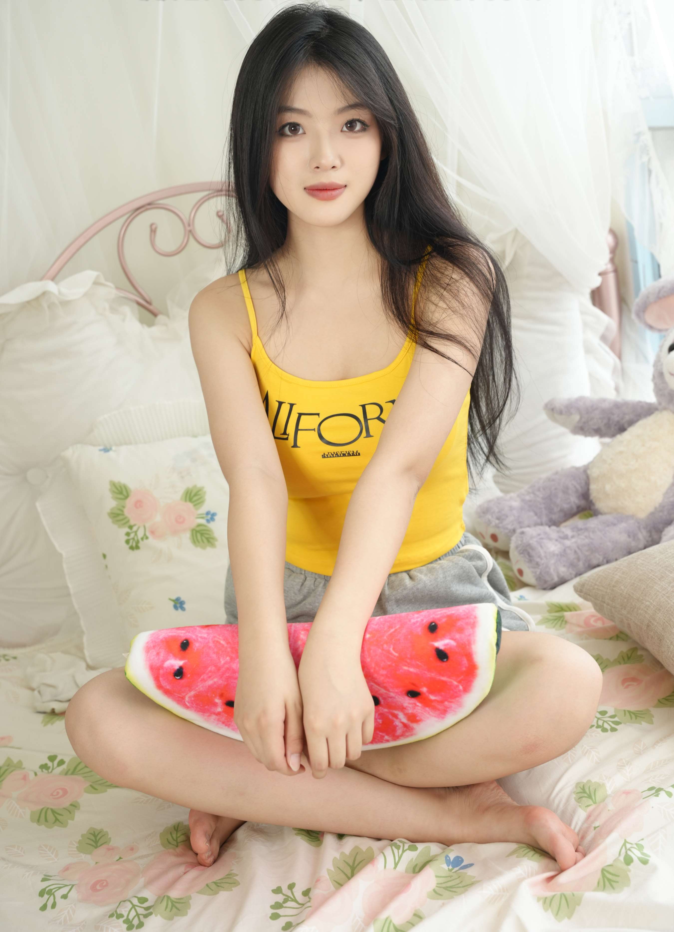 《柯柯吊带の热裤嫩足》作品图