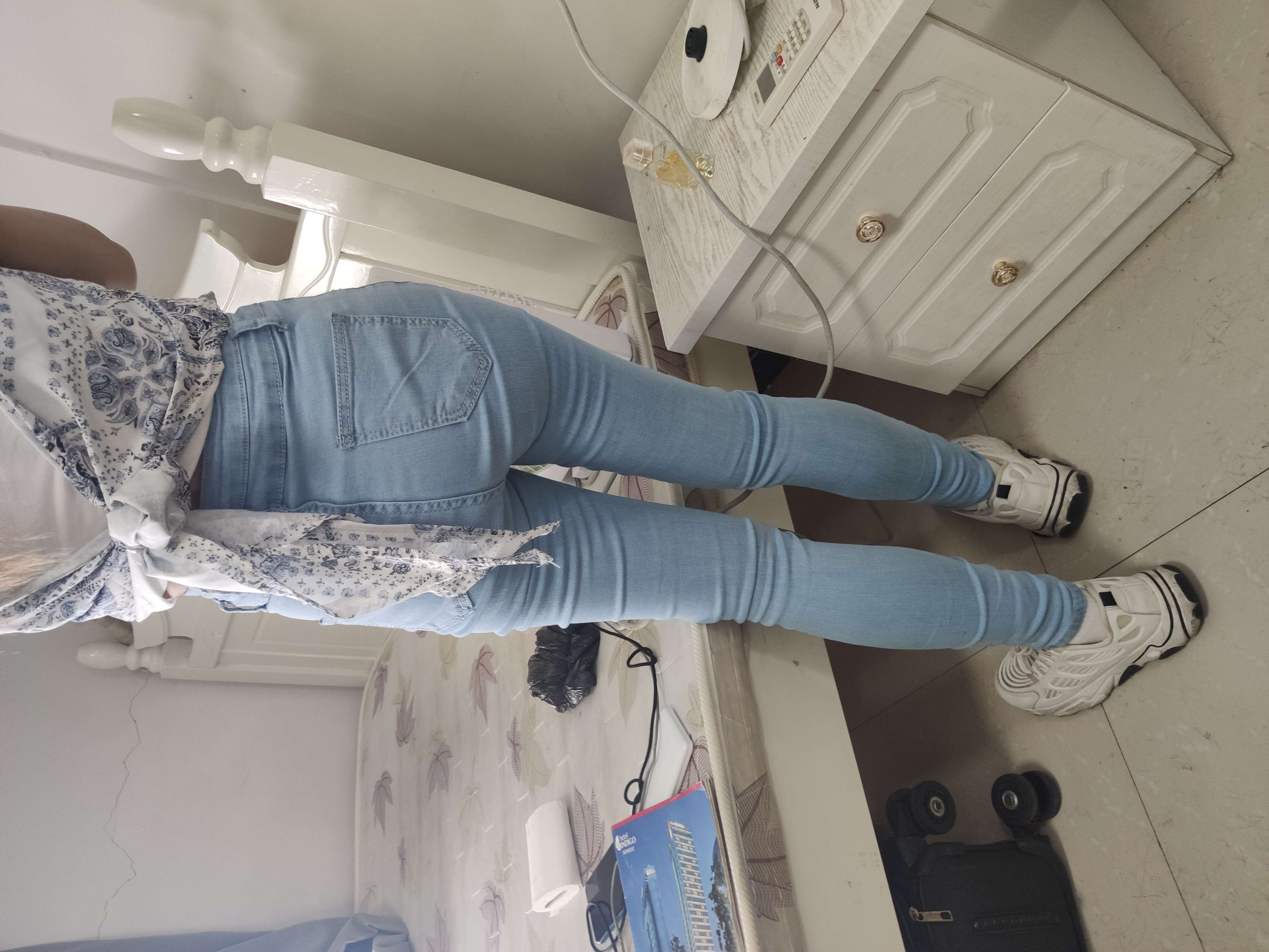 《牛仔白棉袜脚》作品图