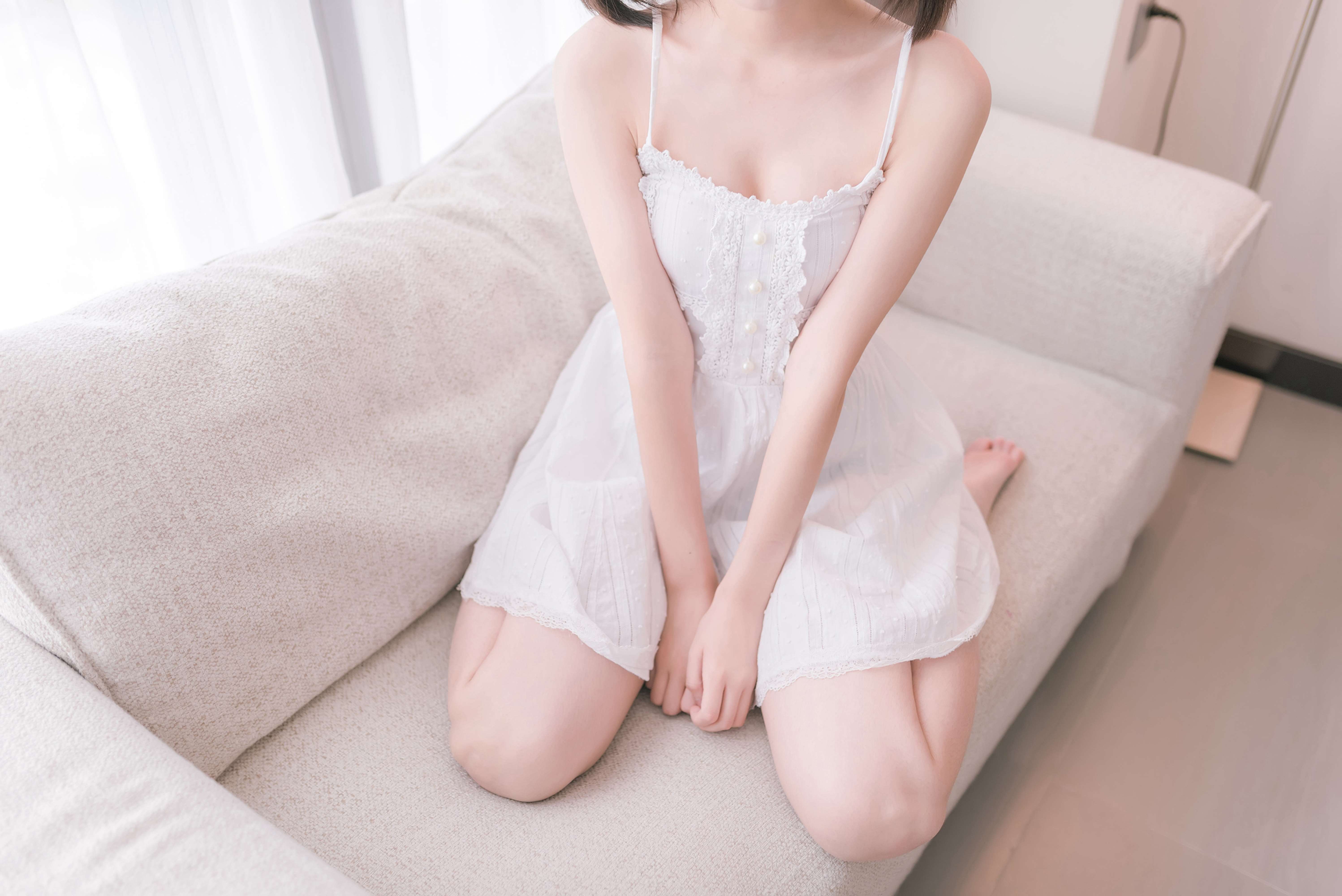 《白色吊带裙の裸足》作品图