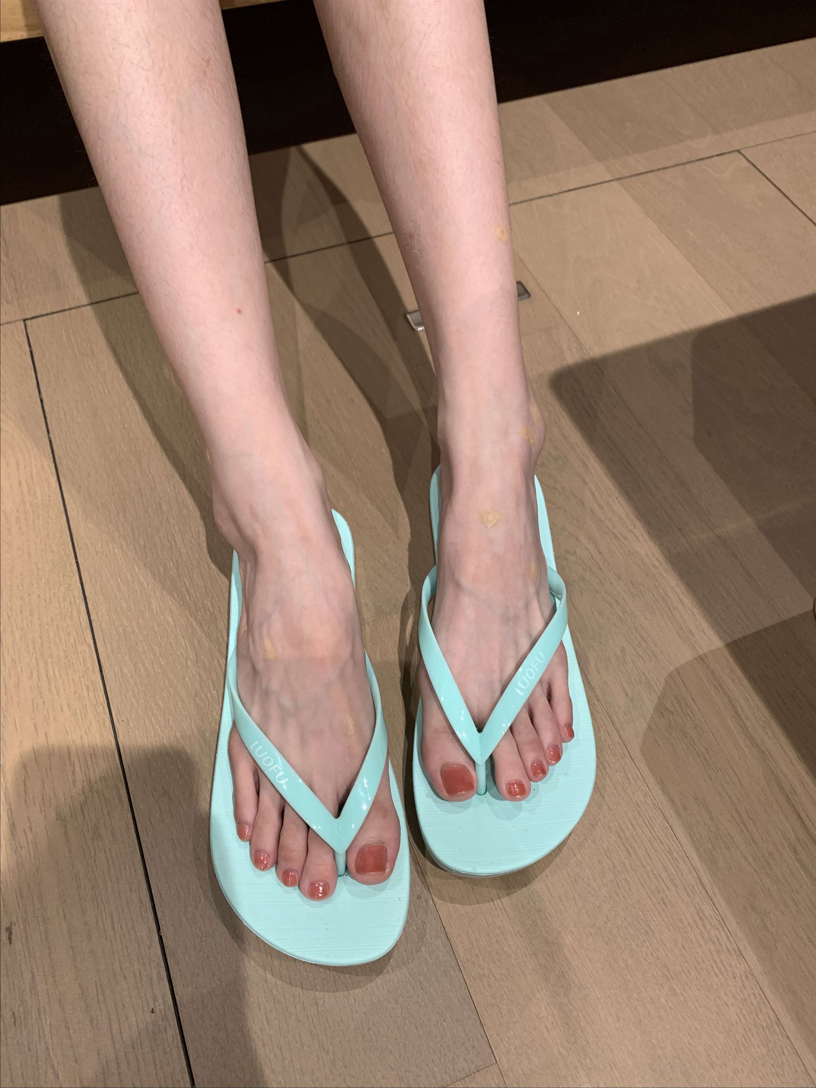 《少女的人字拖脚丫【套图+视频】》作品图