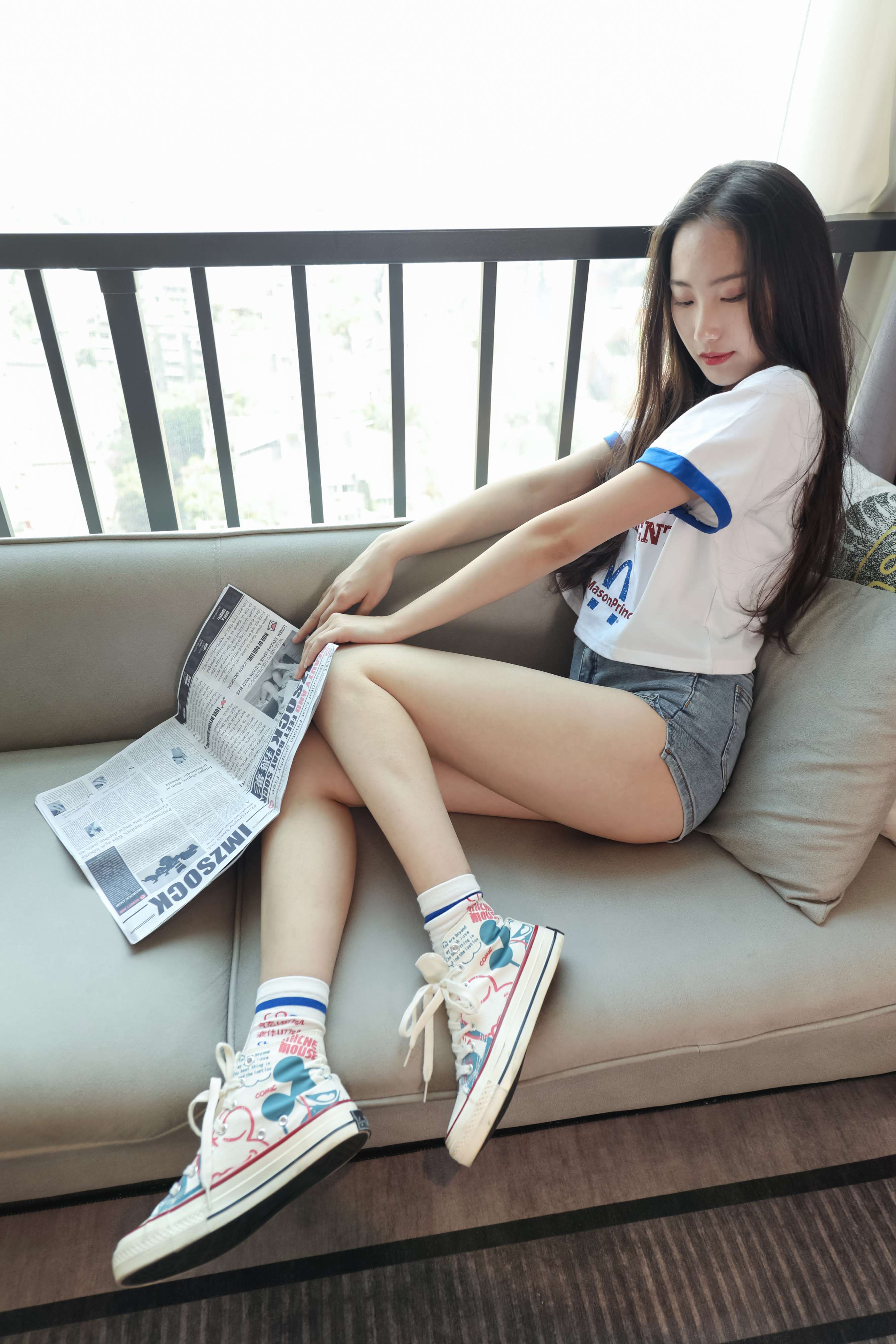 《君君师妹脏白棉袜裸足润滑油》作品图