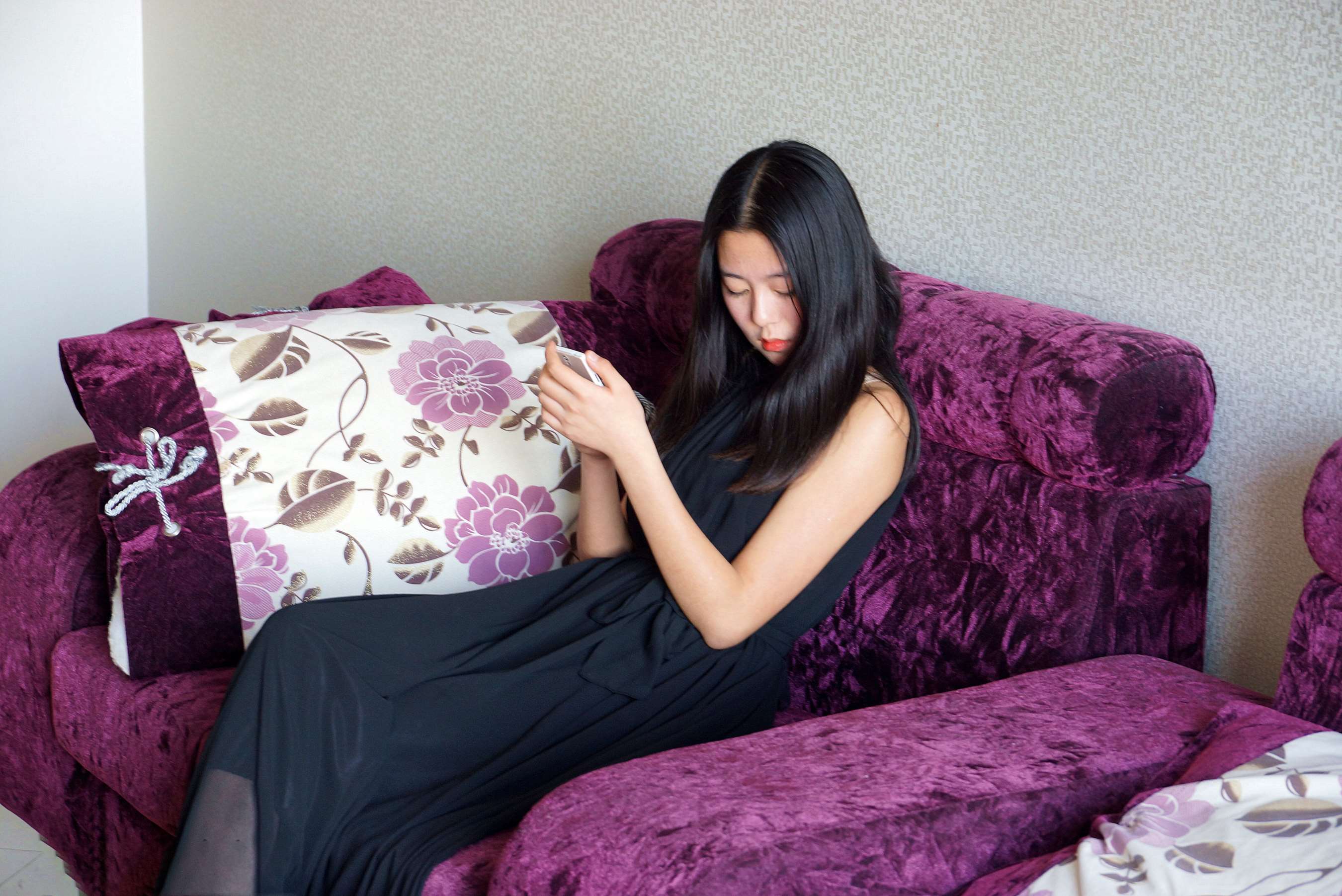 《准备出门约会，换双高跟鞋结果把脚给扭伤了》作品图