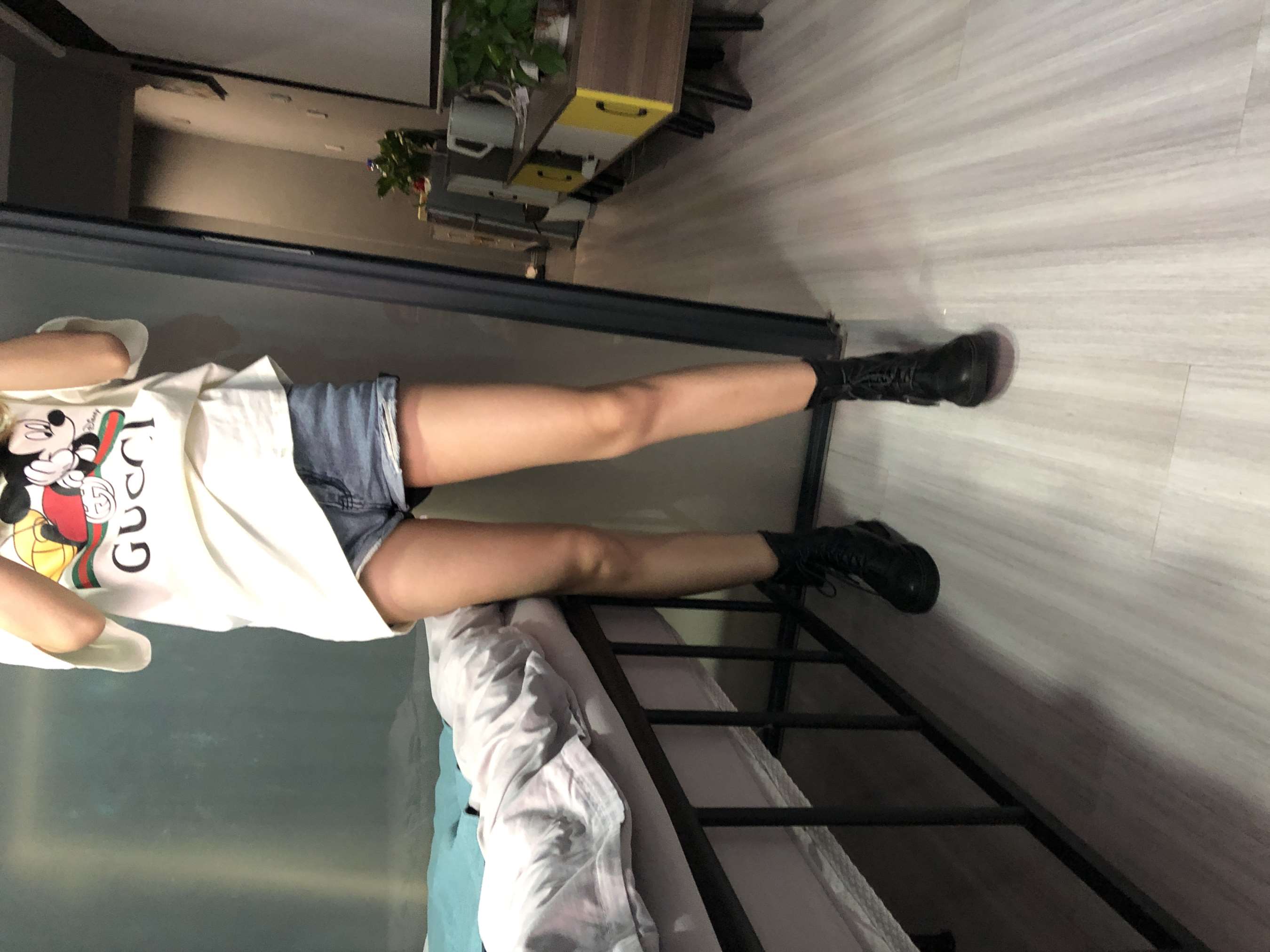 《万粉小网红脱掉夏日短靴脚丫》作品图