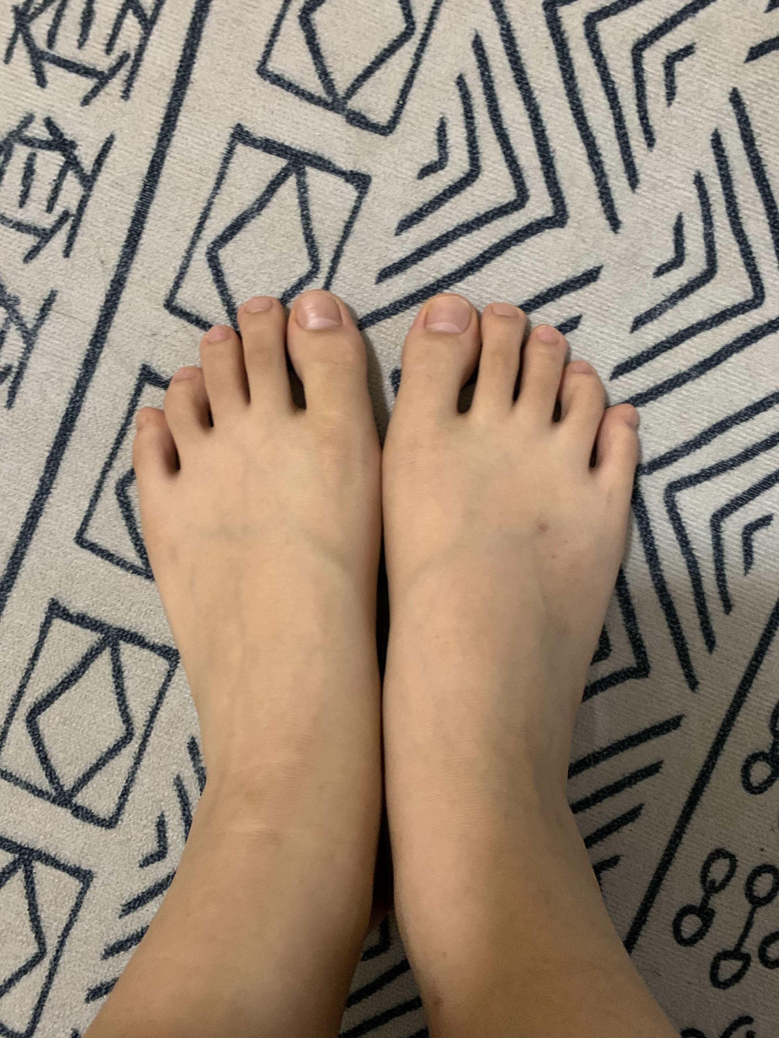 《少女对镜自拍脚丫》作品图