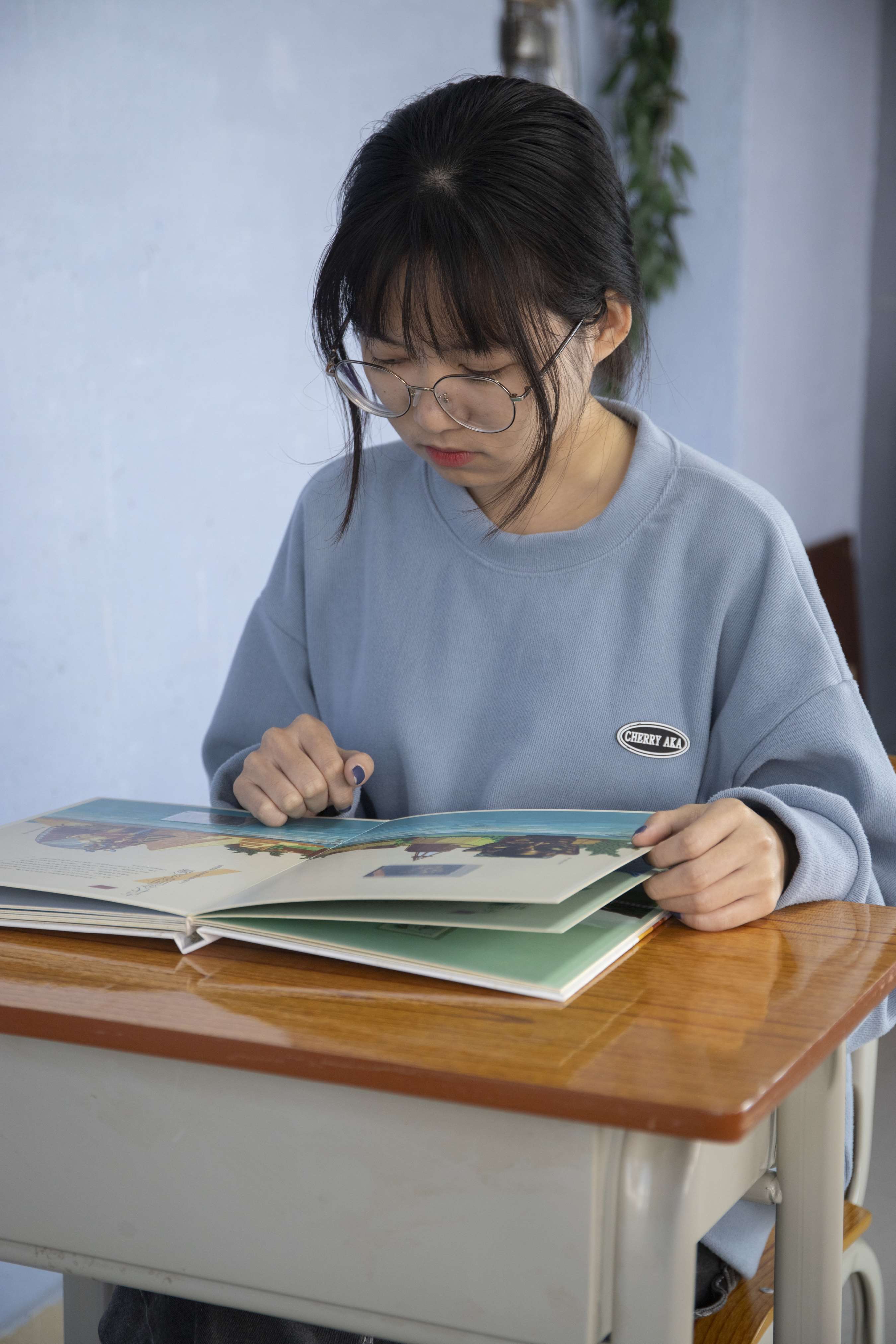 《潘婷教室自习无意识展示丝袜脚丫，挑鞋玩鞋，随意摆弄》作品图