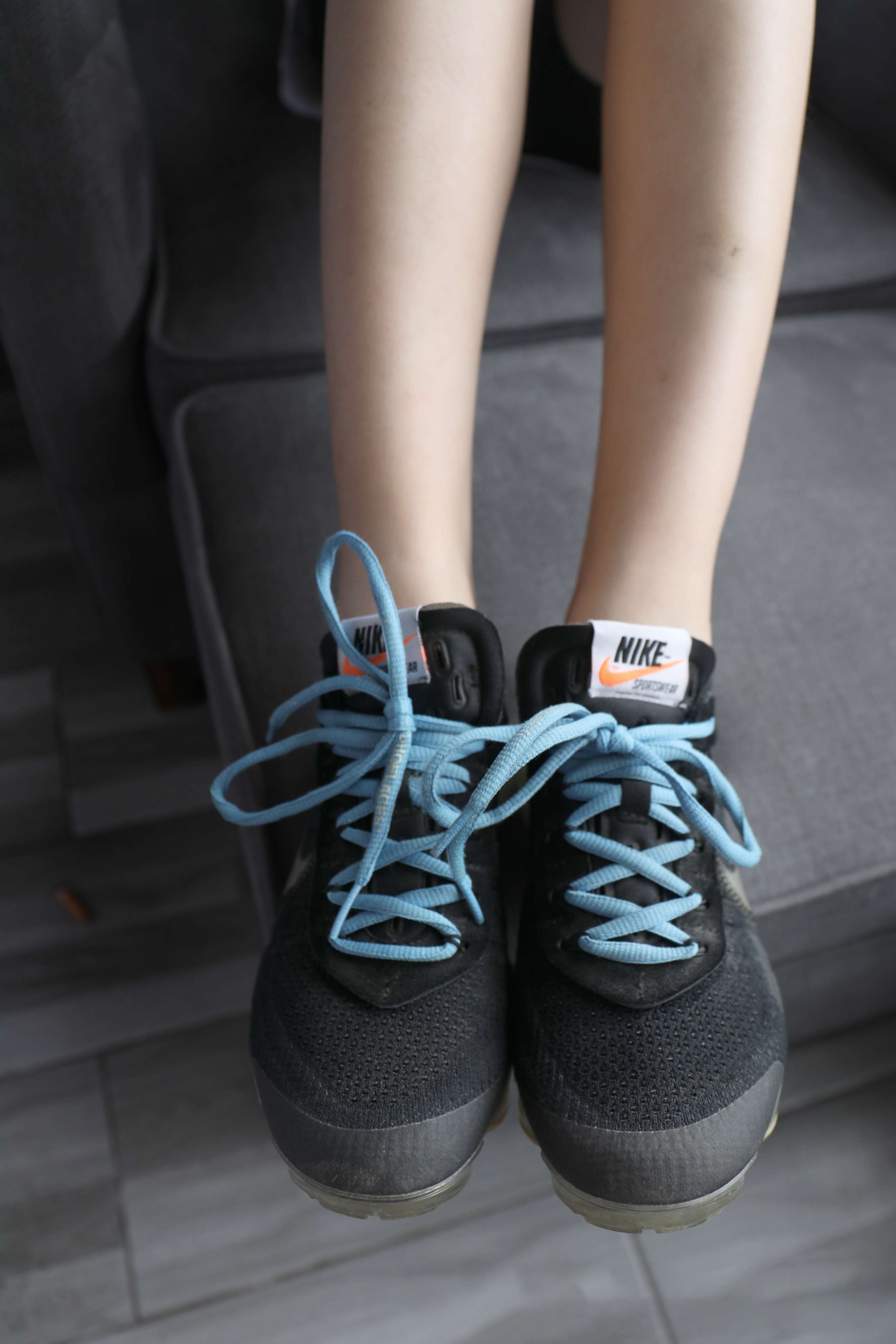 《雯雯脱棉袜玩水杯》作品图