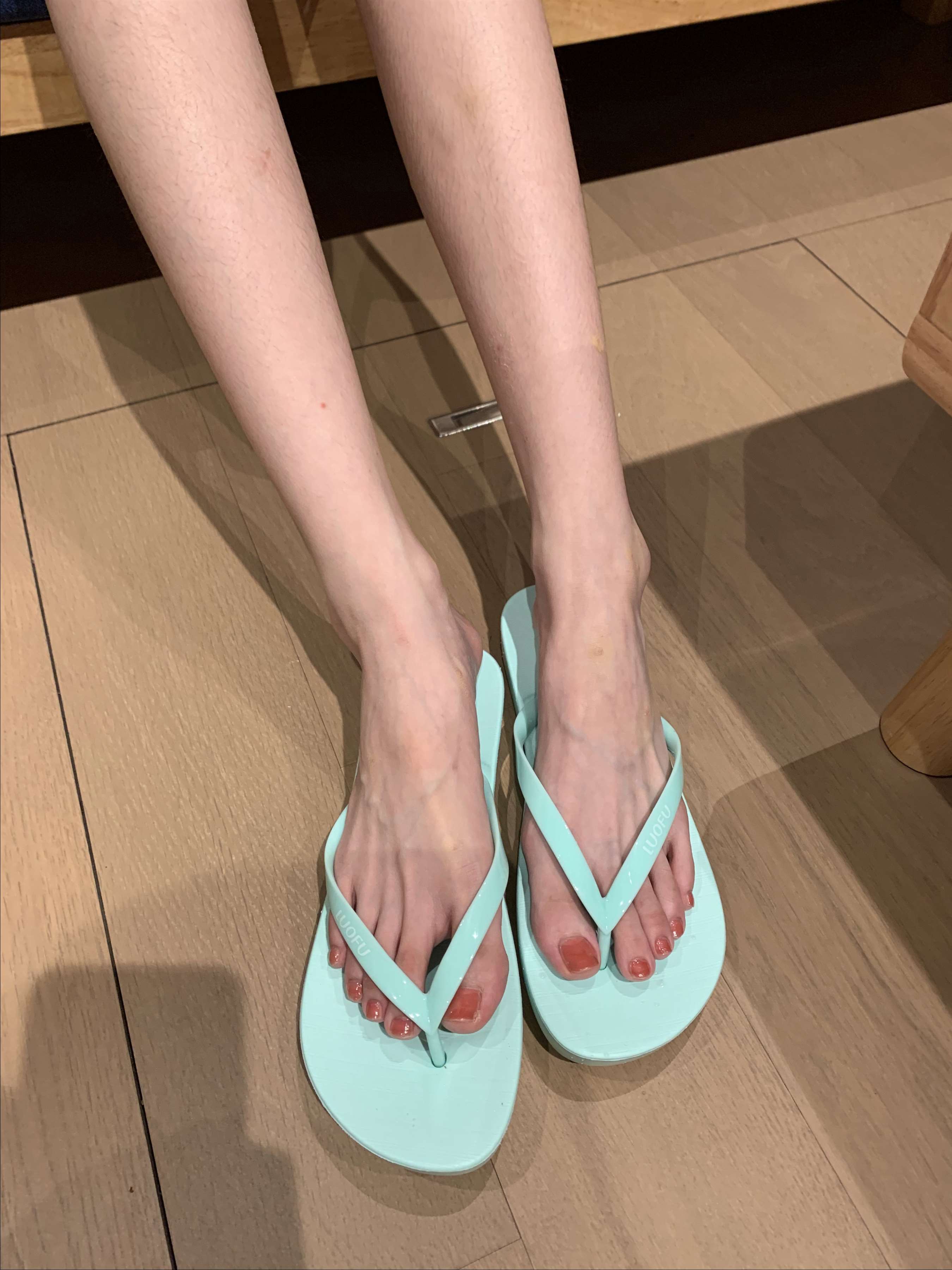 《少女的人字拖脚丫【套图+视频】》作品图