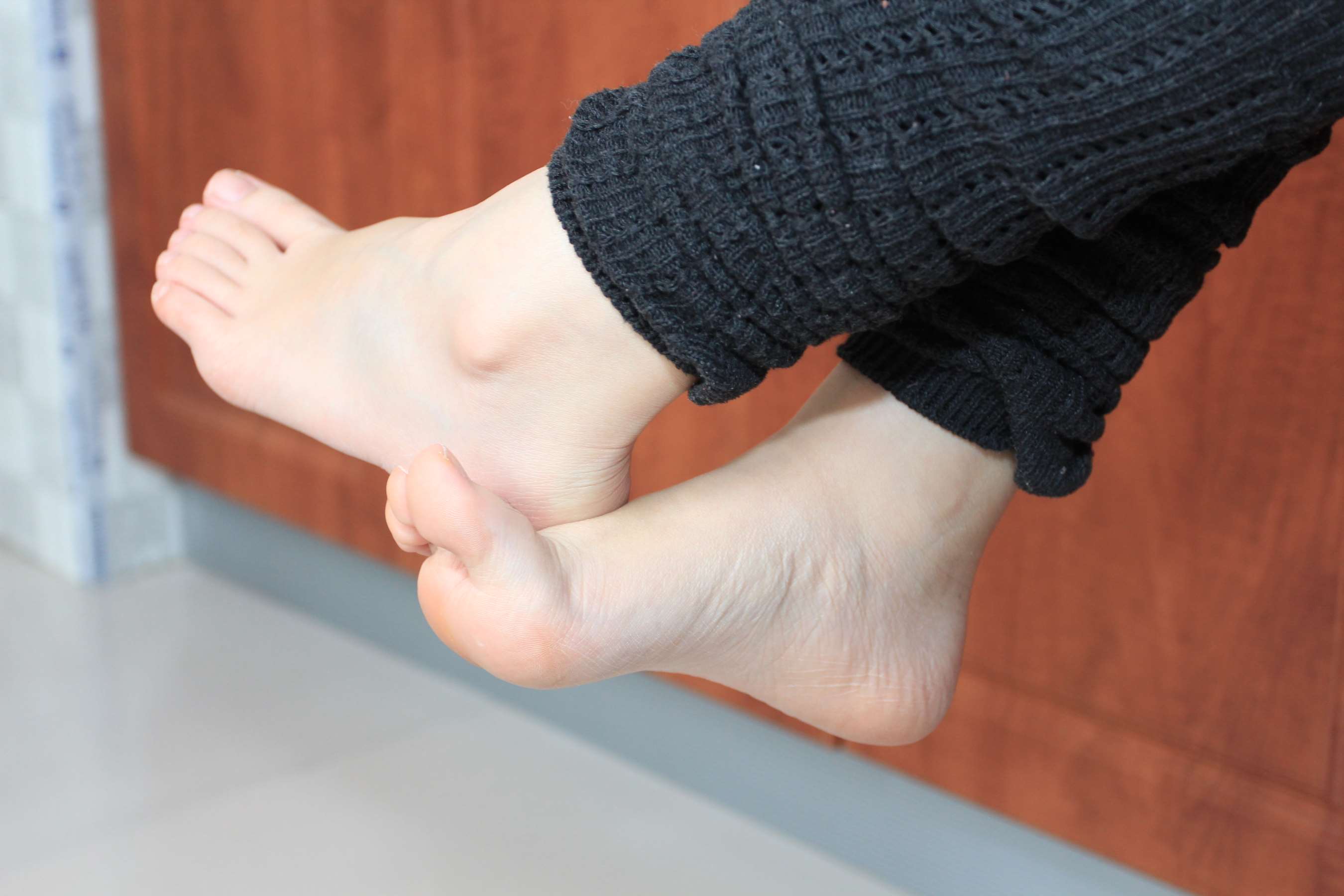 《师妹厨柜上展嫩脚》作品图