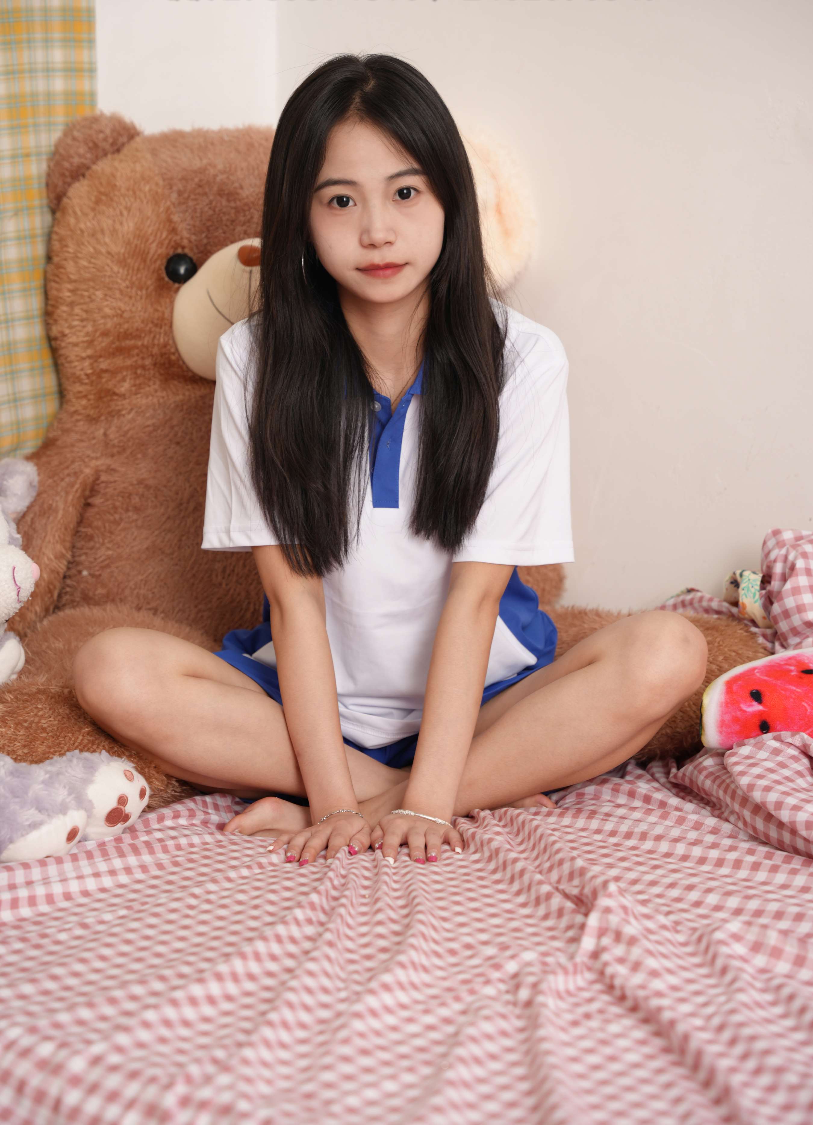 《熙熙校服の嫩脚丫》作品图