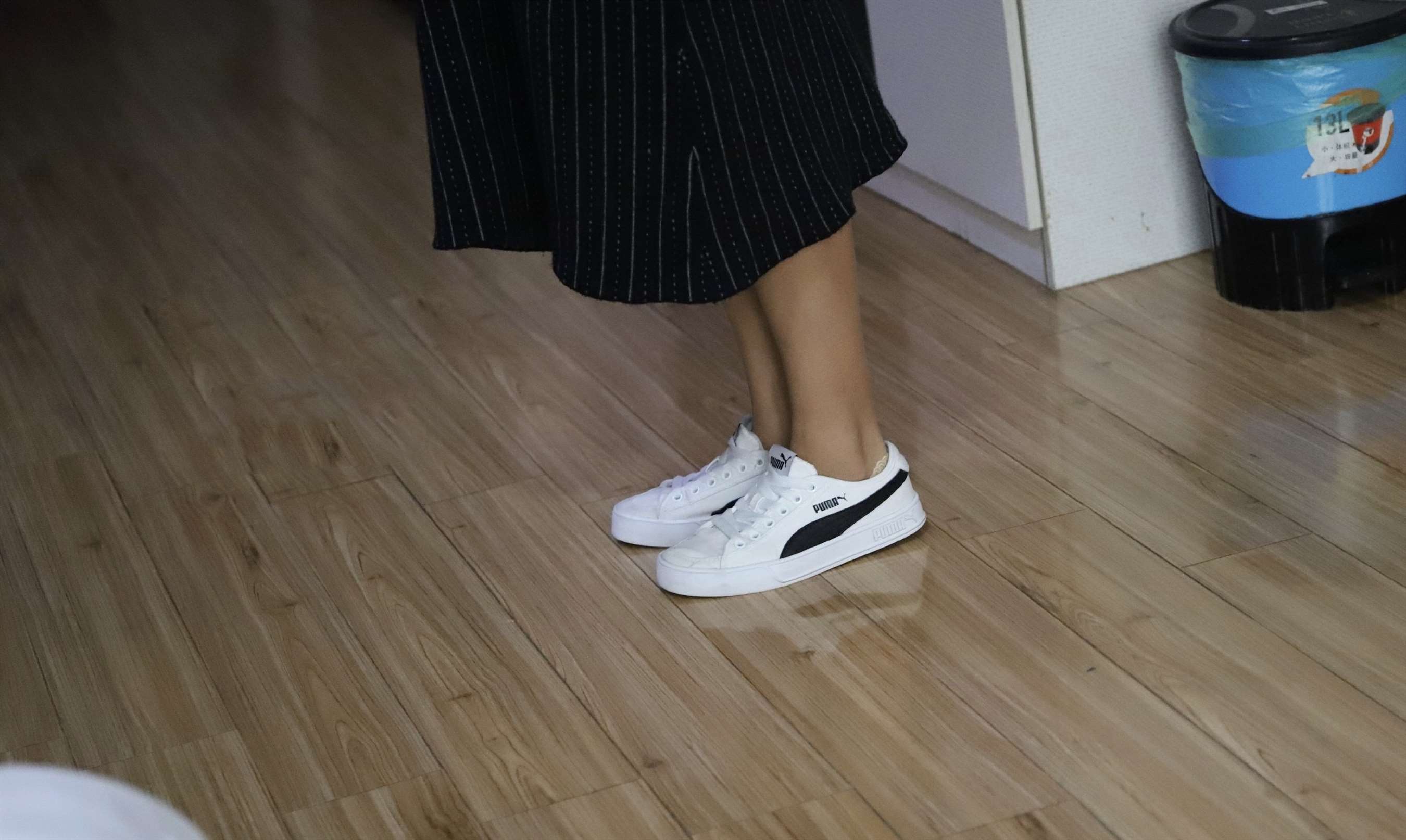 《长裙板鞋の船袜脚》作品图