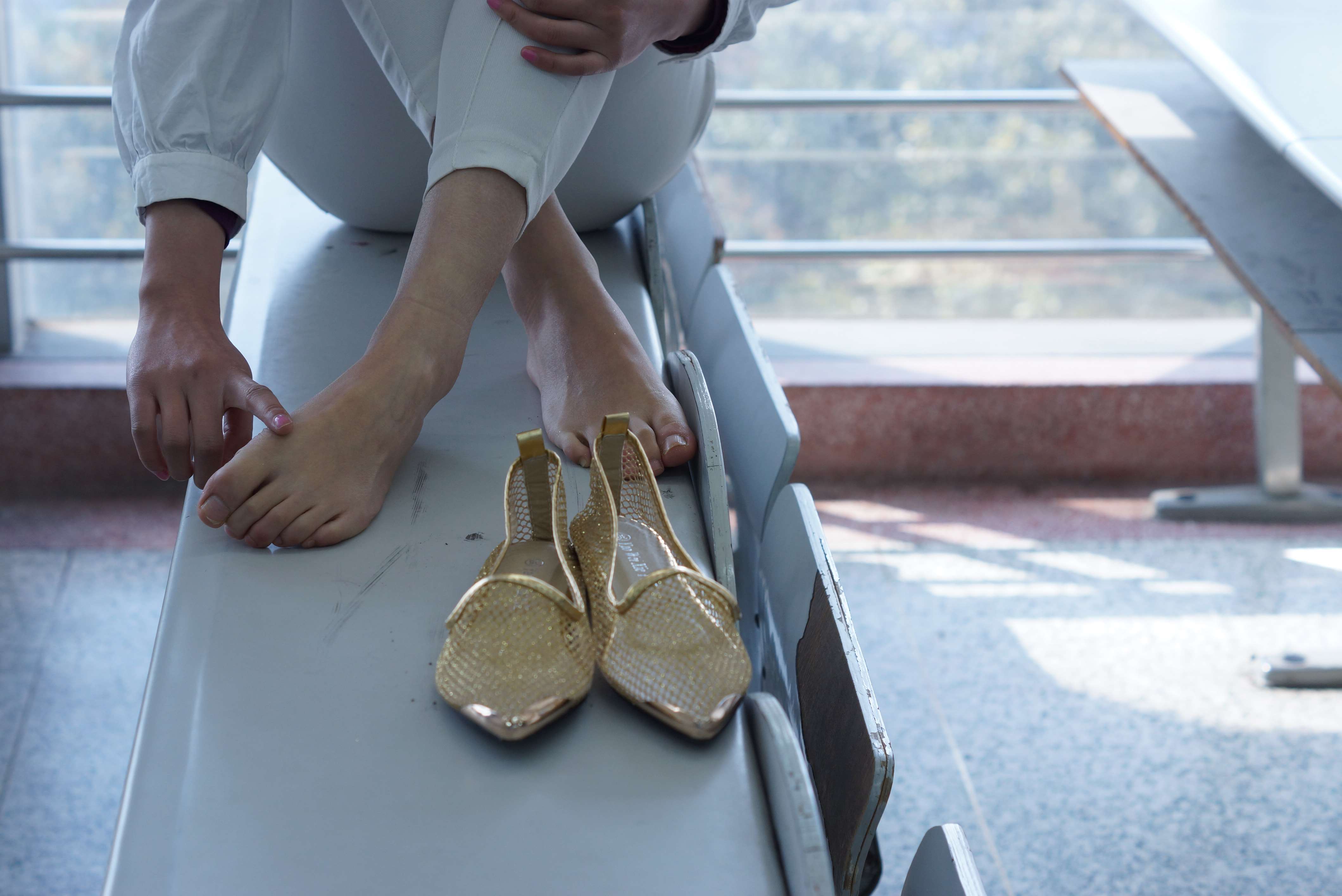 《少女展黑丝足》作品图