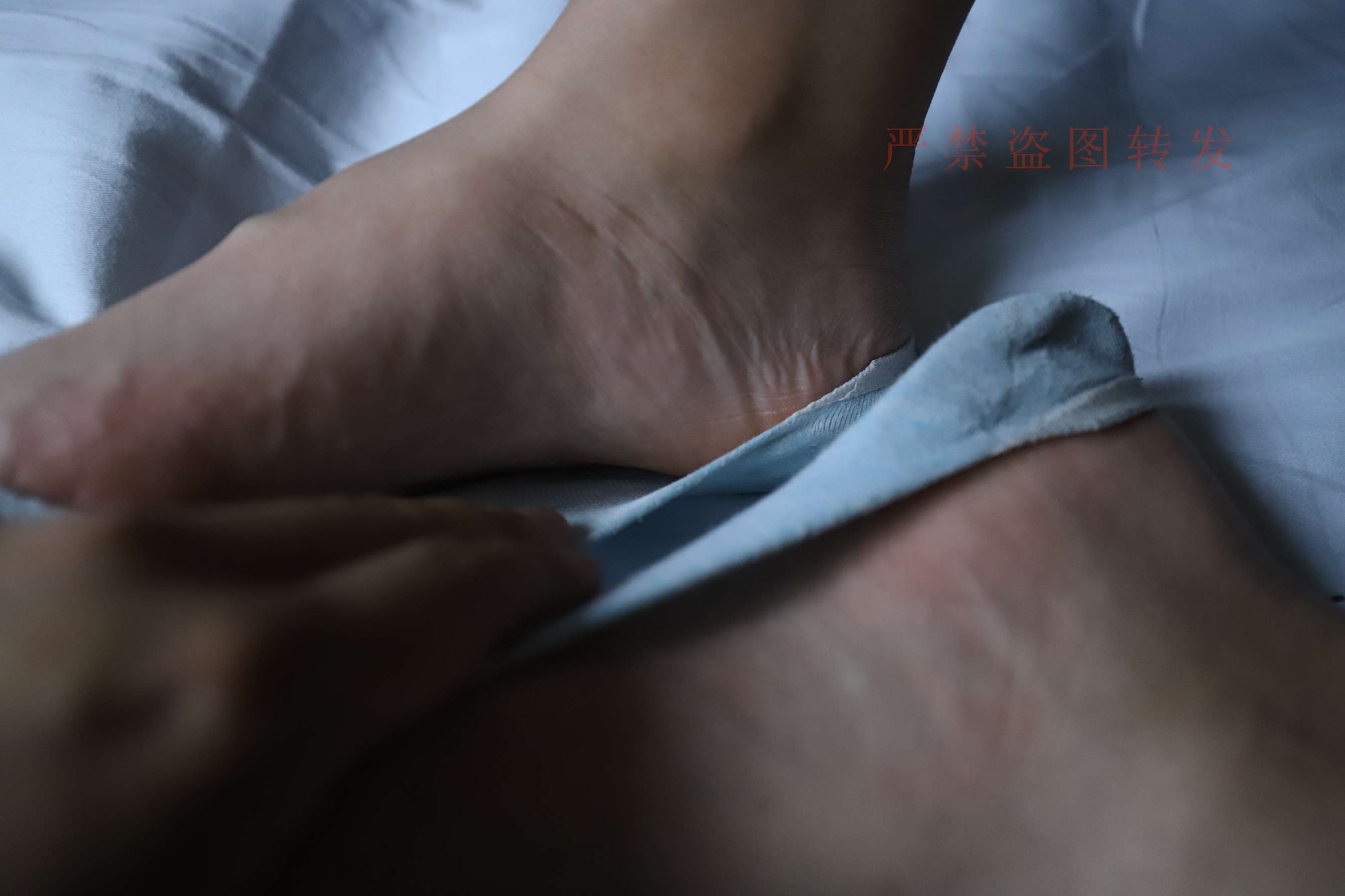 《列车上船袜四眼妹》作品图