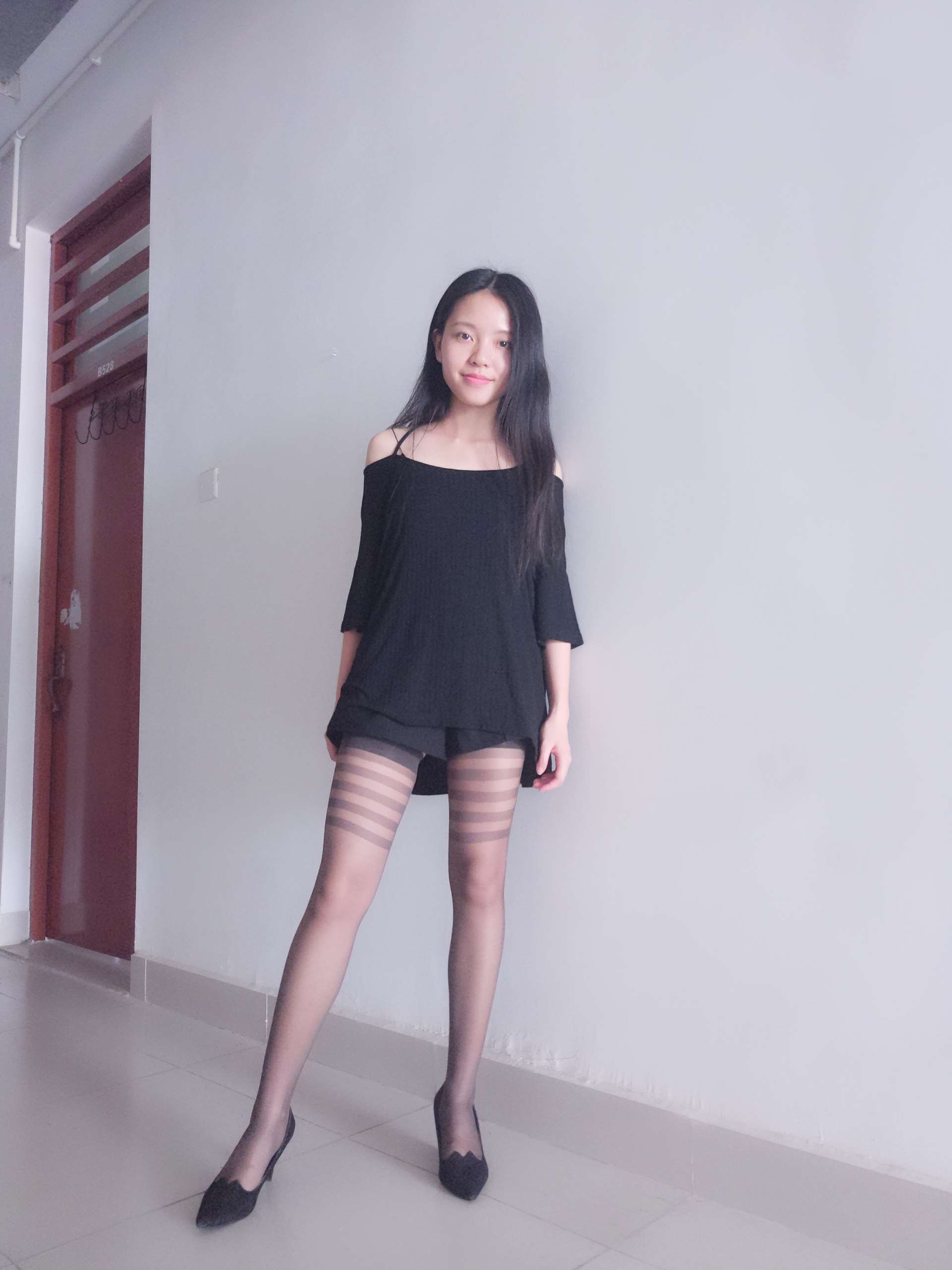 《学妹寝室丝脚》作品图