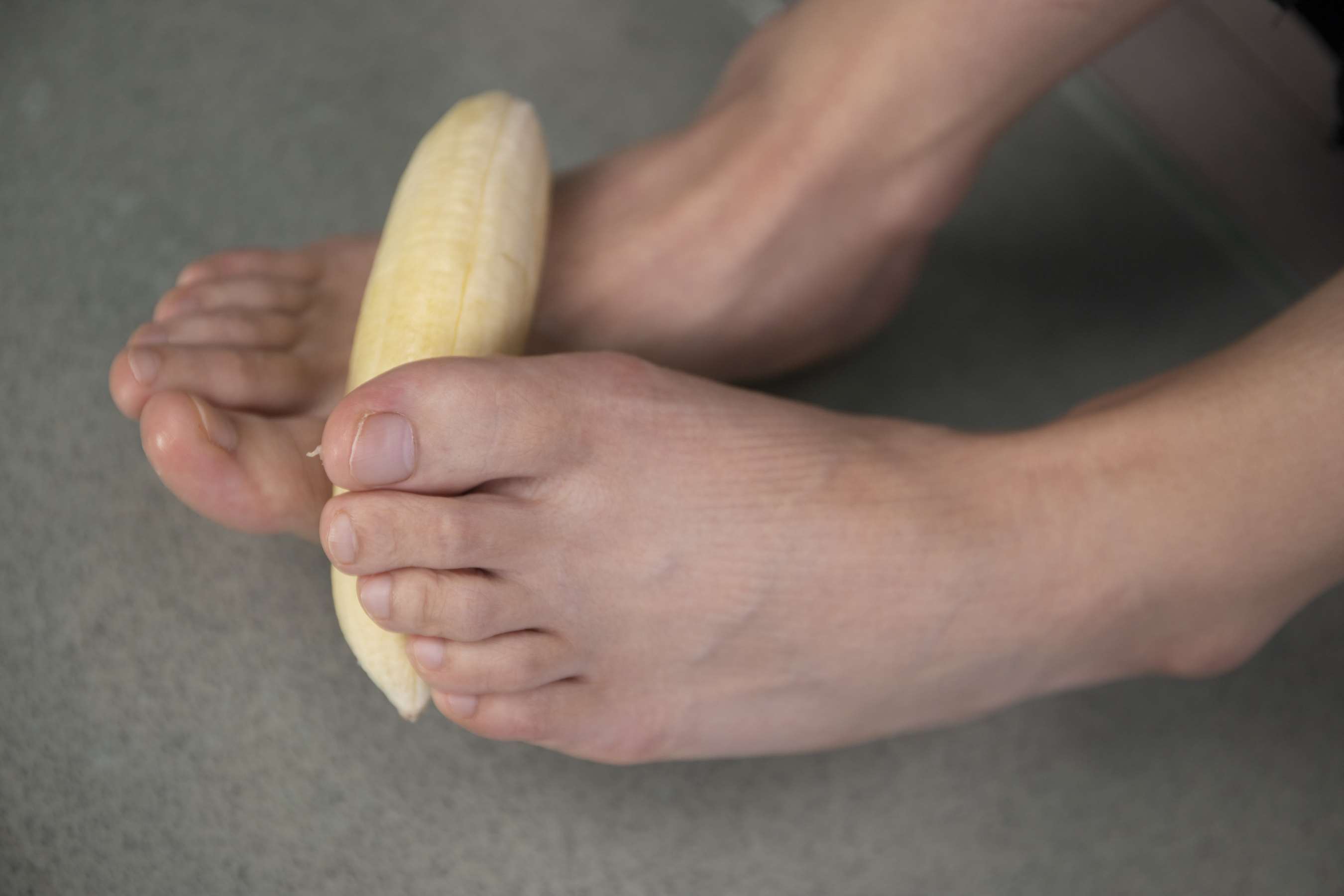 《齐齐老师脚丫踩香蕉【套图+4K视频】》作品图