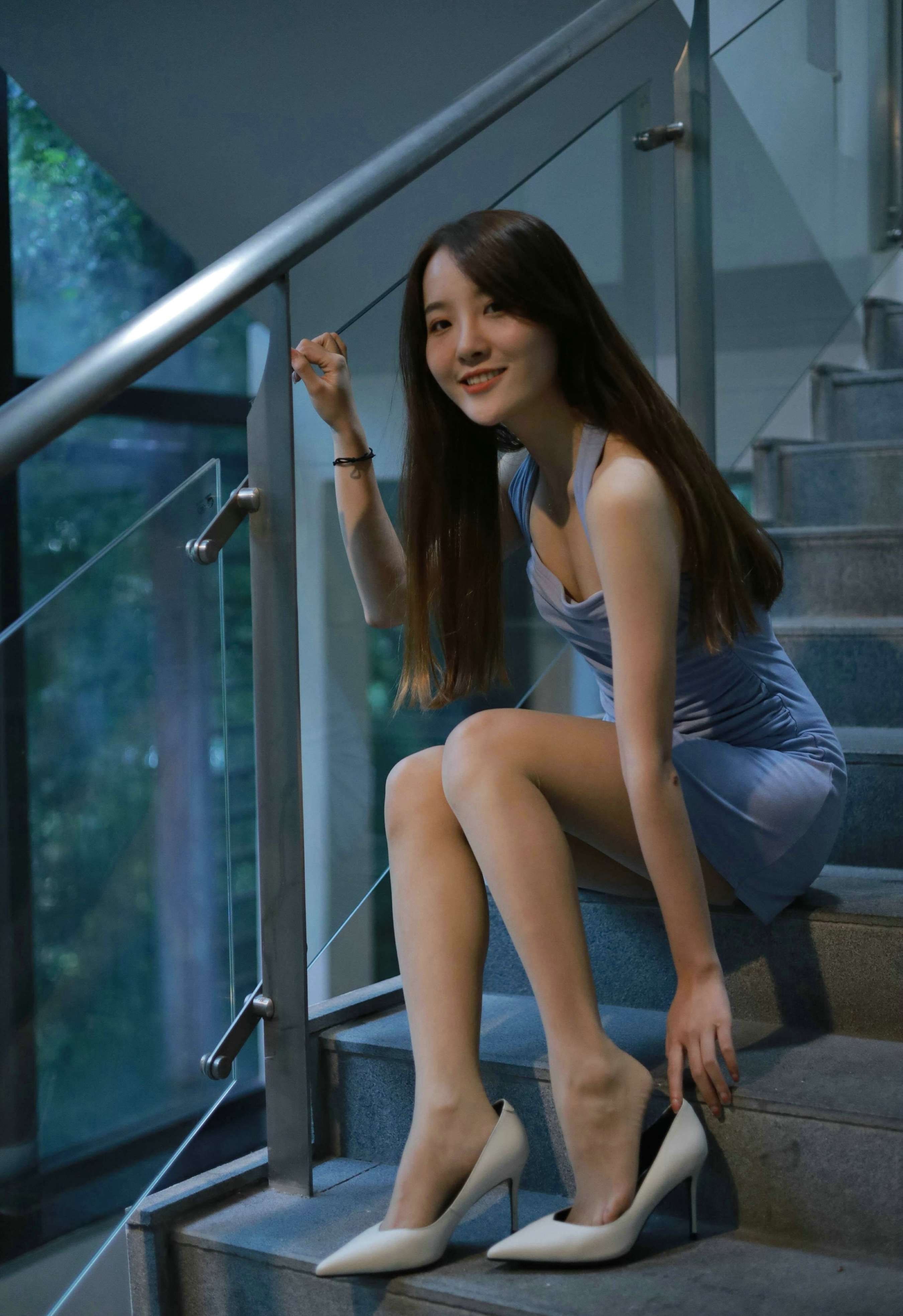 《婉苹《楼梯间的蓝衣美女》》作品图