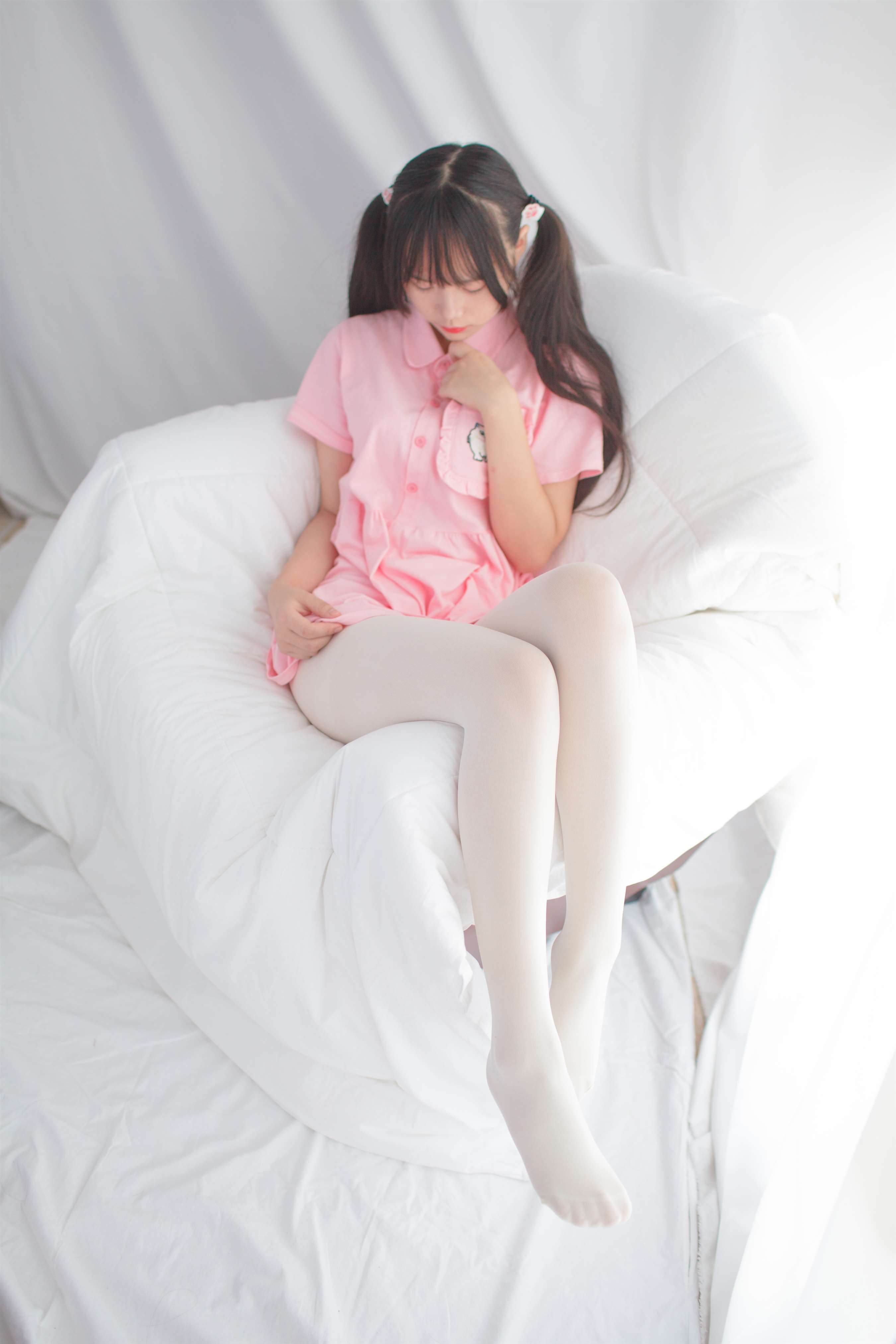 《睡衣の白丝脚丫》作品图