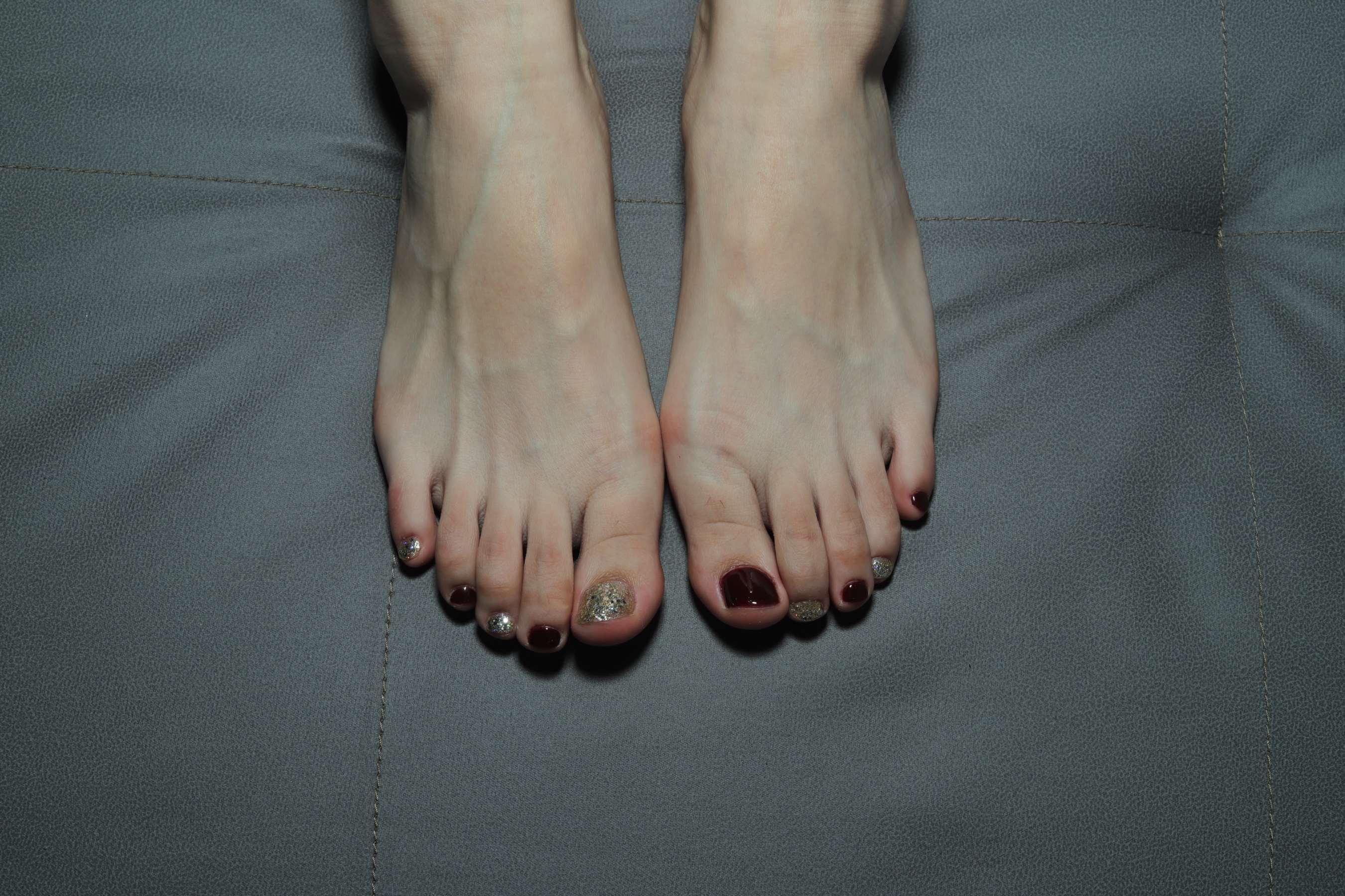 《芝芝脚底纹理清晰可见》作品图