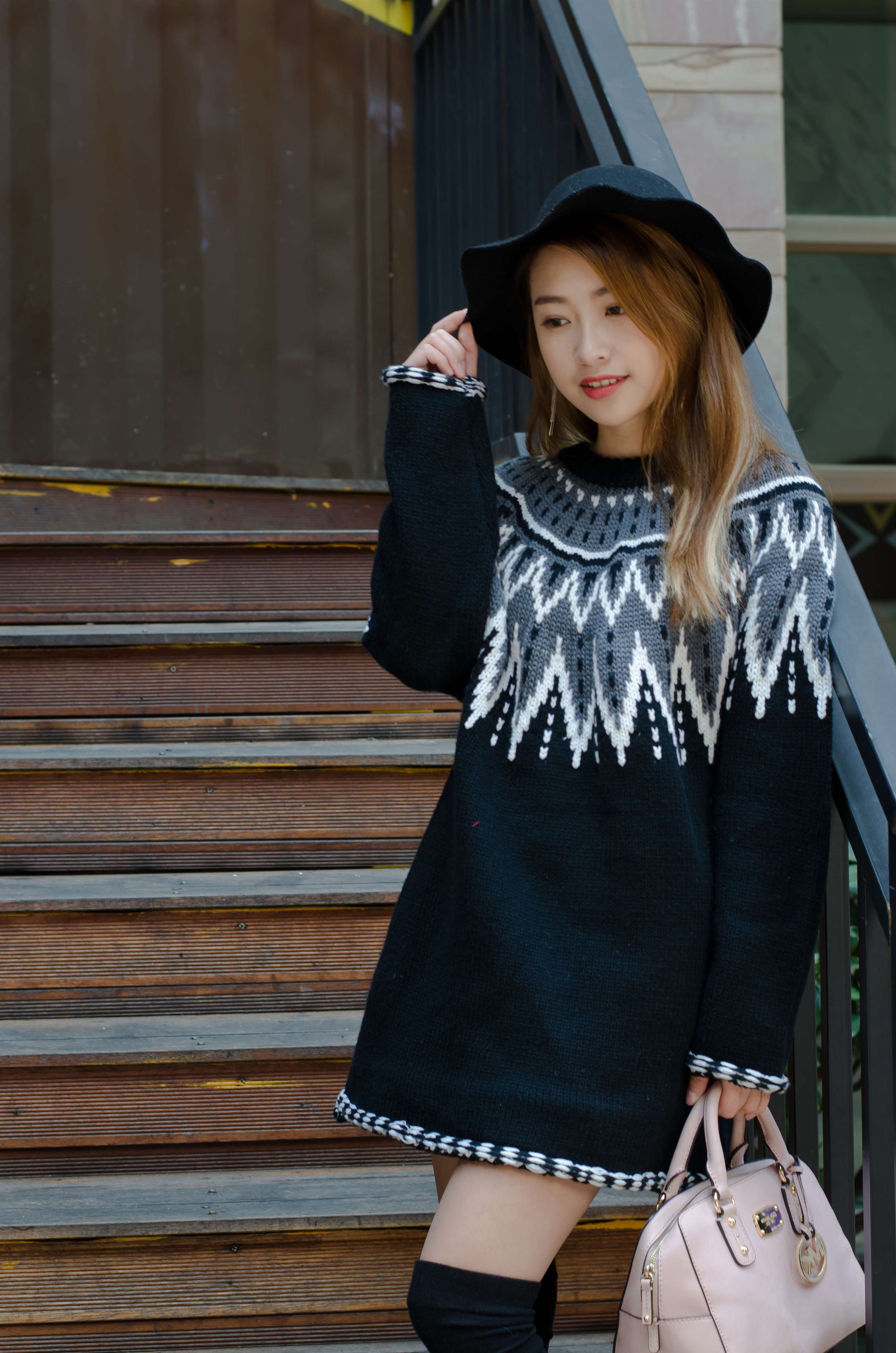 《咖啡厅毛衣短靴の肉丝脚丫》作品图