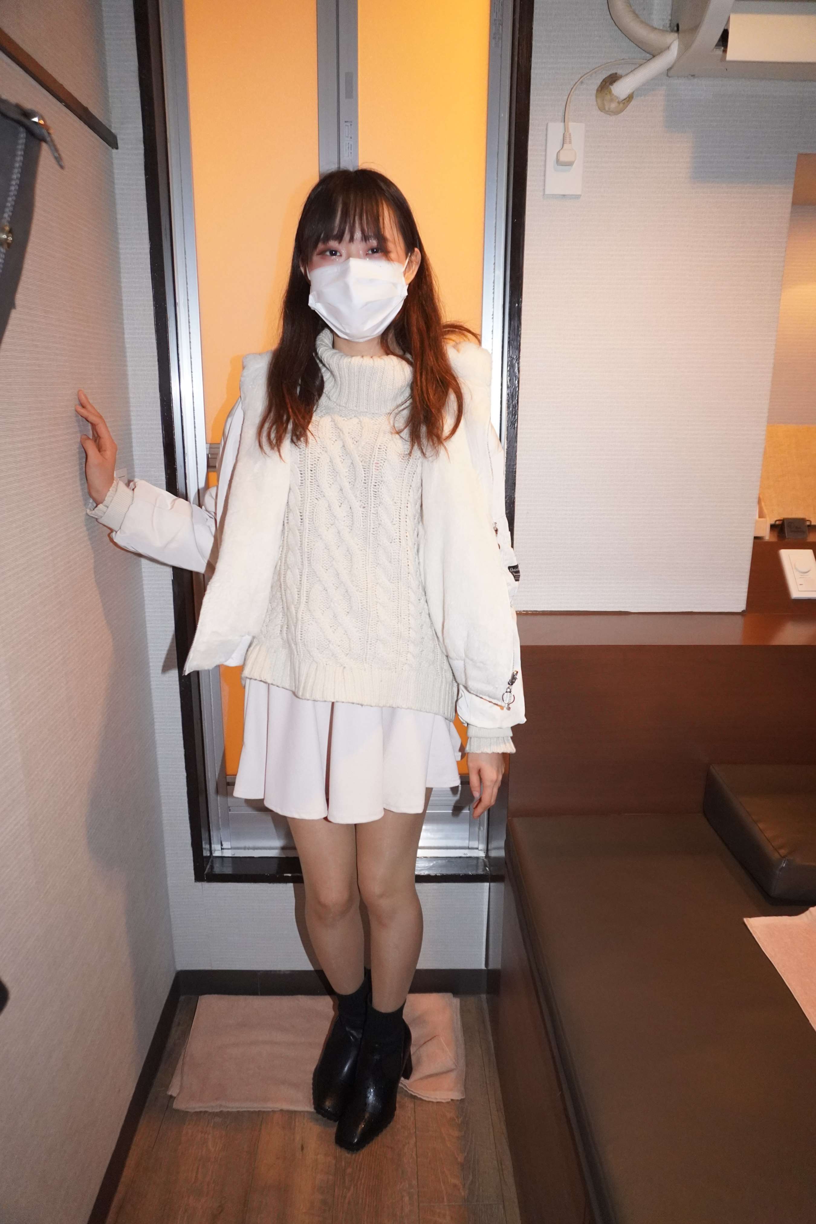 《日本 23 岁酒店服务员的连裤袜腿》作品图