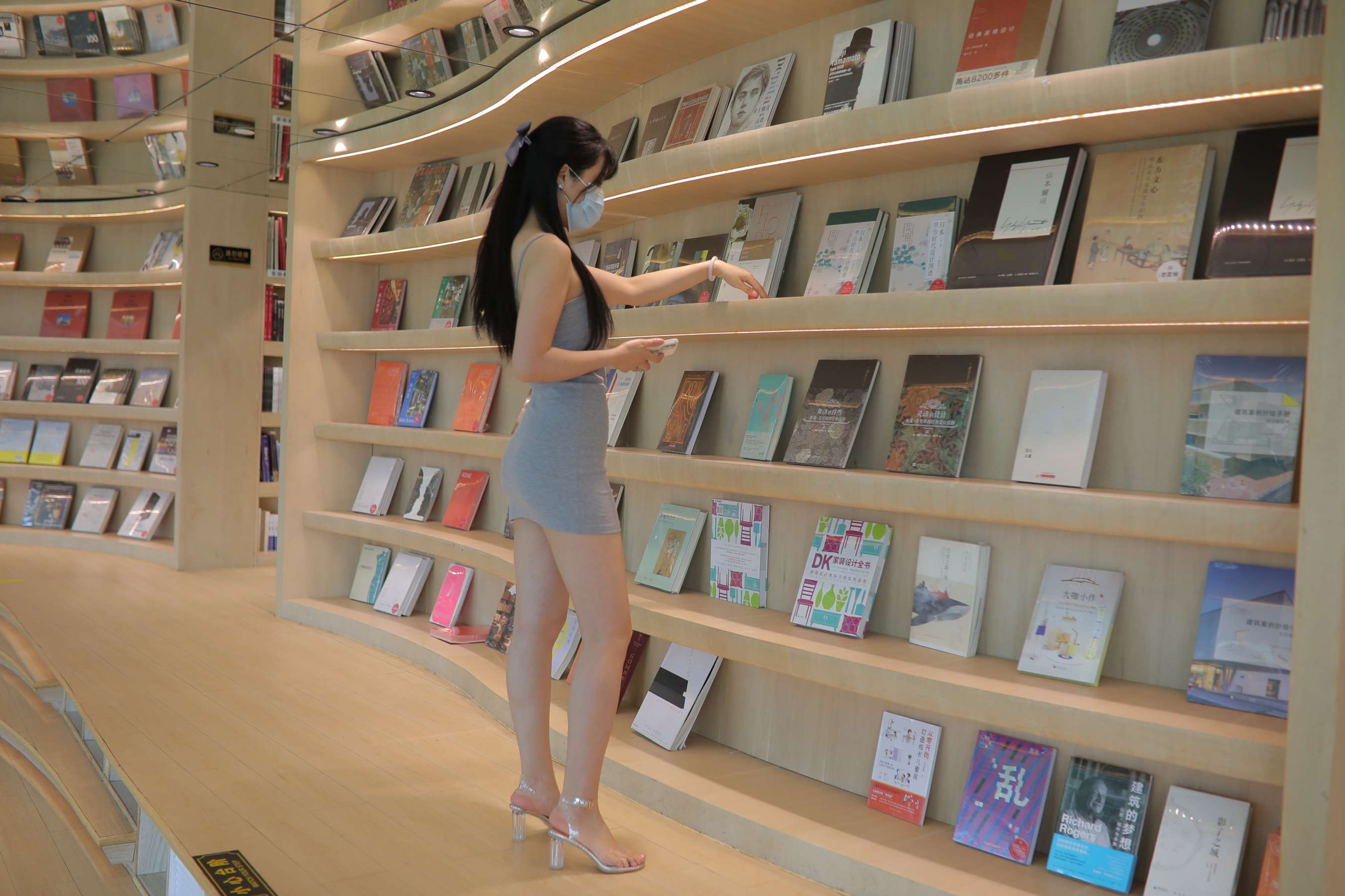 《吊带裙の高跟裸足》作品图